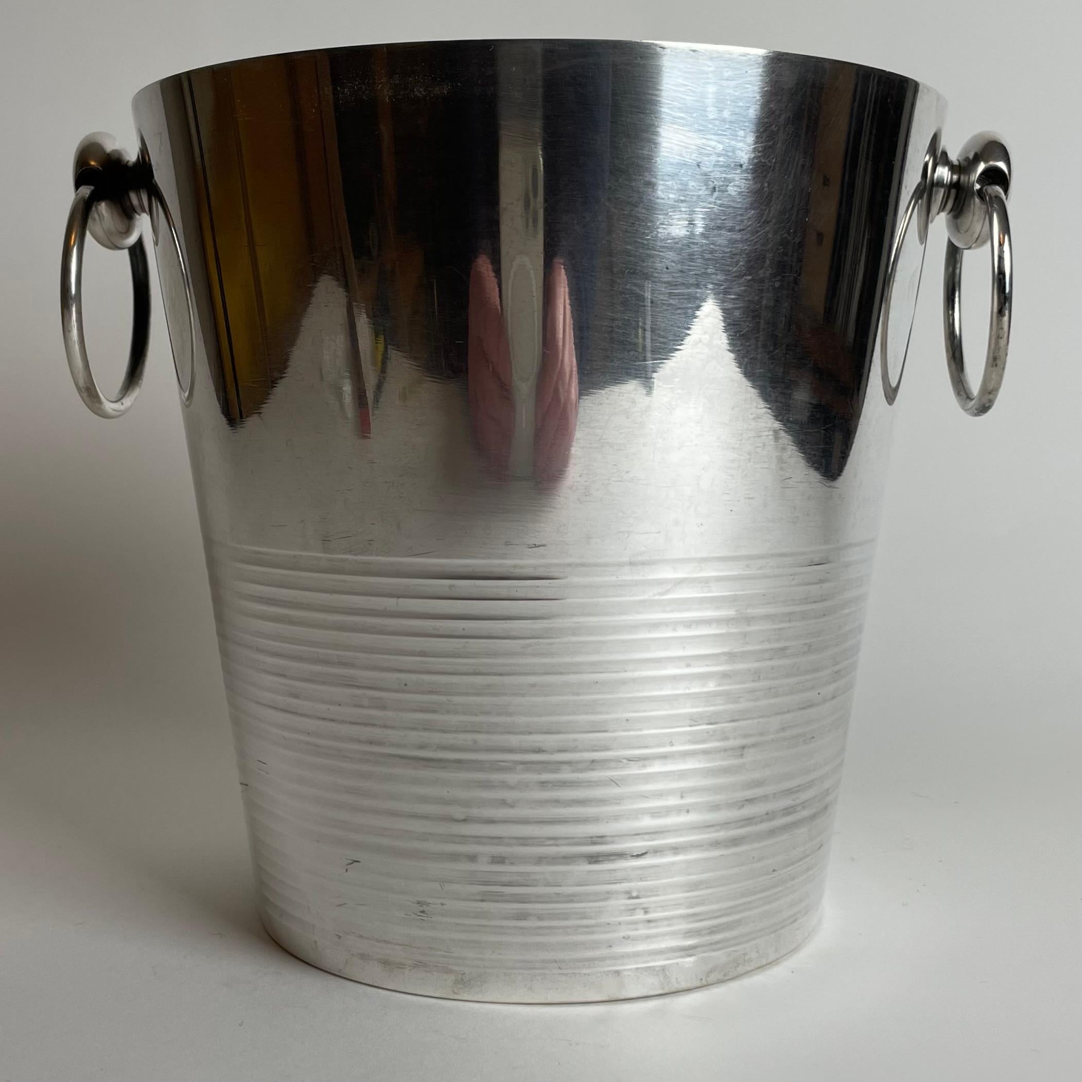 Ein eleganter Weinkühler mit gestreiftem Dekor aus den 1930er-1940er Jahren. Hergestellt aus versilbertem Messing in Frankreich.


Alters- und gebrauchsbedingte Abnutzungserscheinungen.