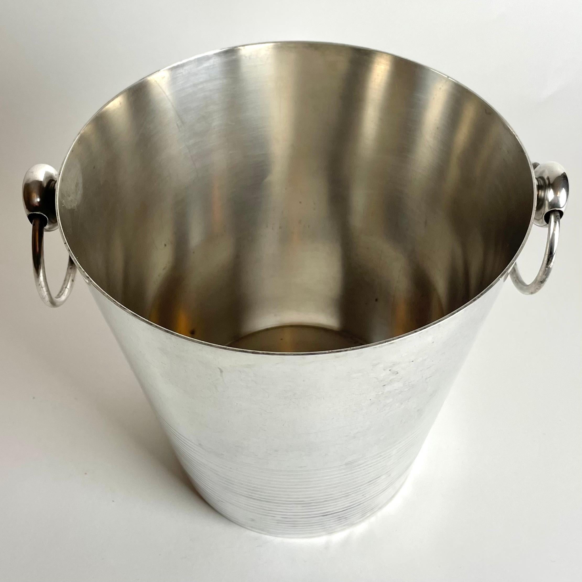 Der elegante Weinkühler mit gestreiftem Dekor aus den 1930er-1940er Jahren (Versilberung) im Angebot