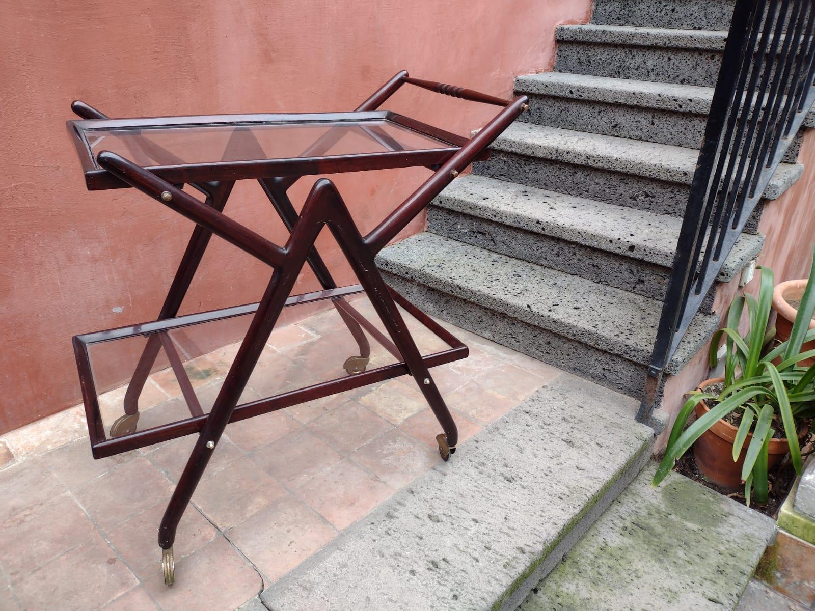 Elegant Wood and Glass Bar Cart Italy, 1950s In Good Condition For Sale In London, GB