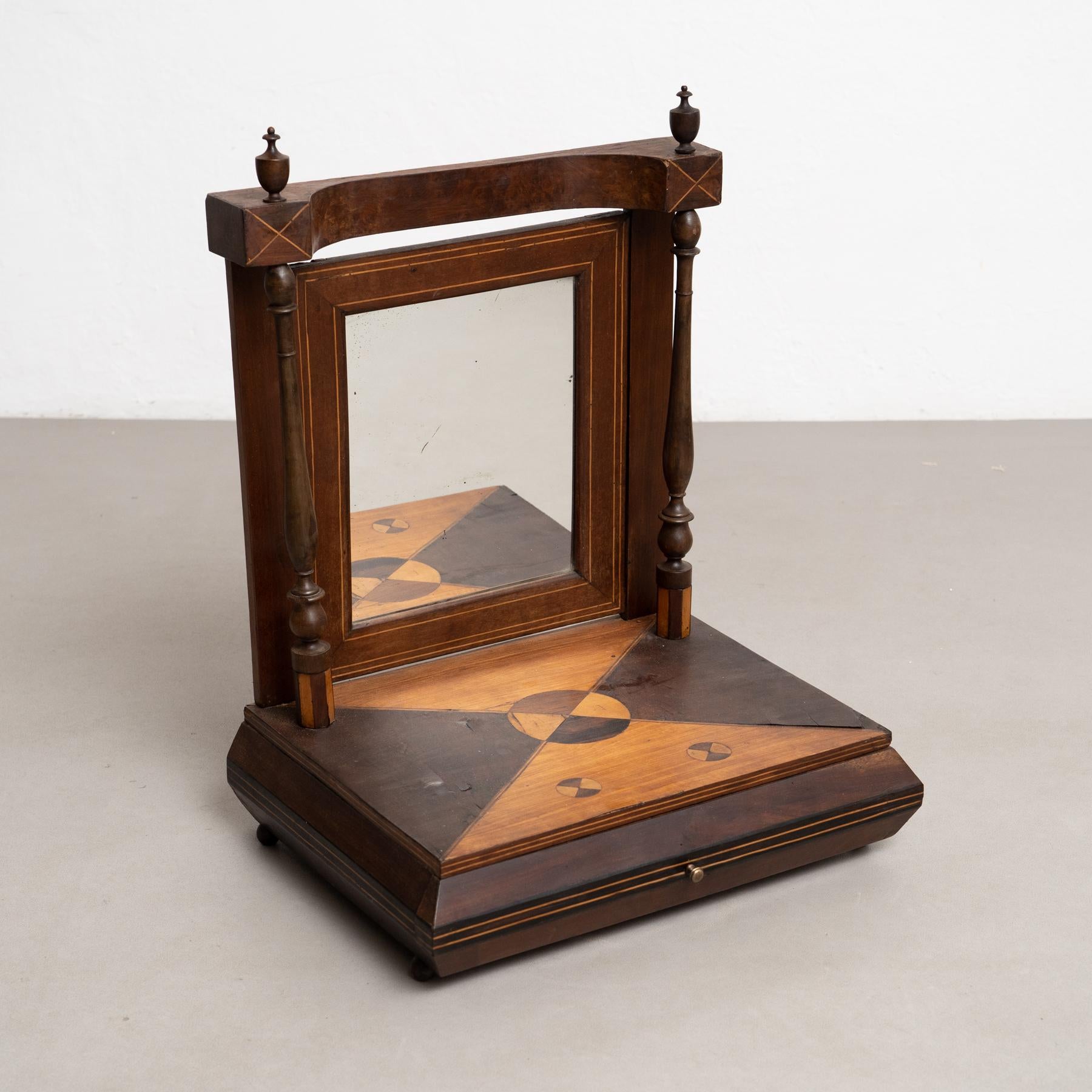 Élégant meuble-lavabo et miroir en bois avec tiroir - Début du 20e siècle, Circa 1940

Ce charmant meuble-lavabo et miroir en bois, fabriqué en France vers 1940, est une pièce élégante et délicate qui allie fonctionnalité et style. Doté de détails
