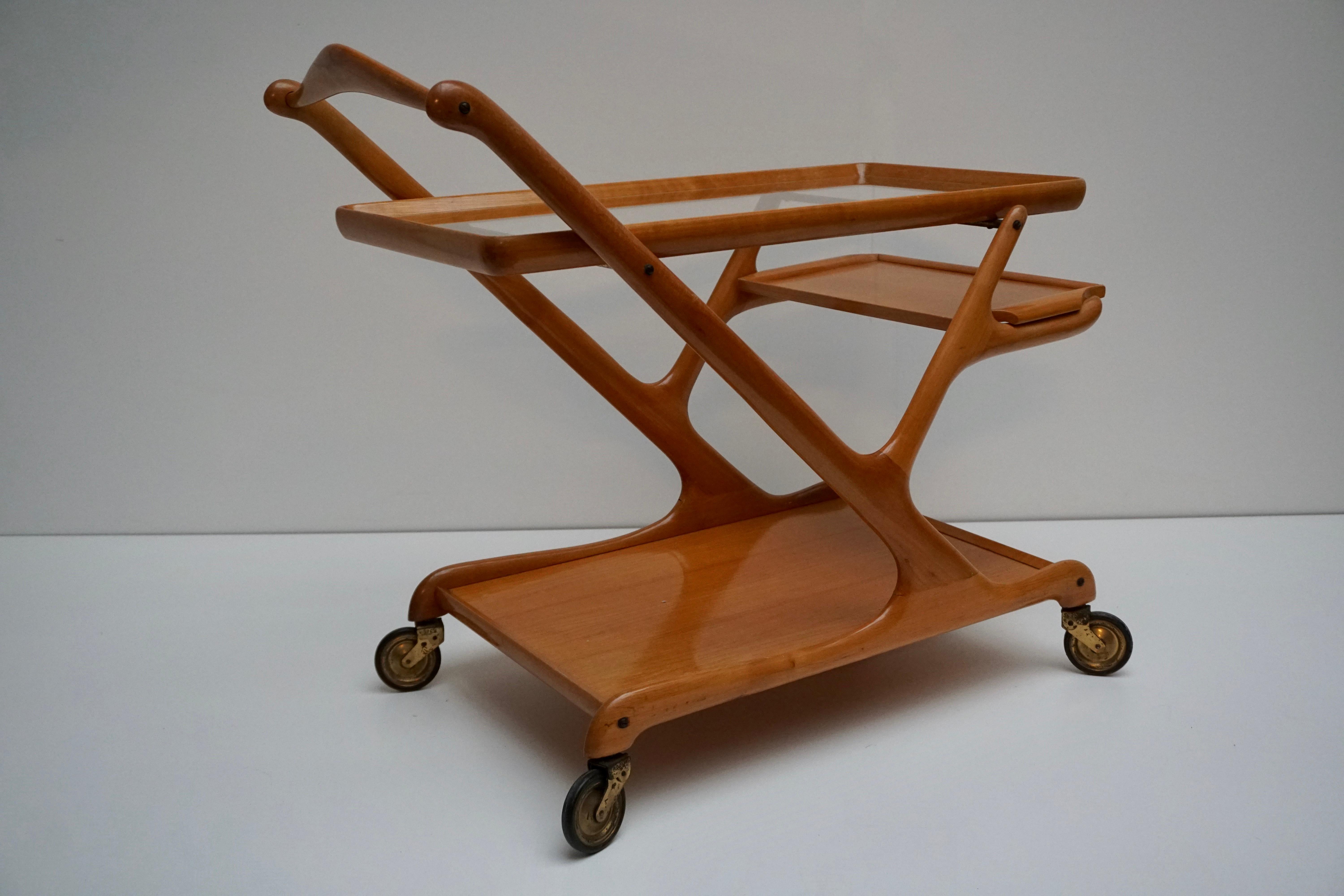 Elegant Wooden Bar Cart Serving Trolley, Italy, 1950s For Sale 1
