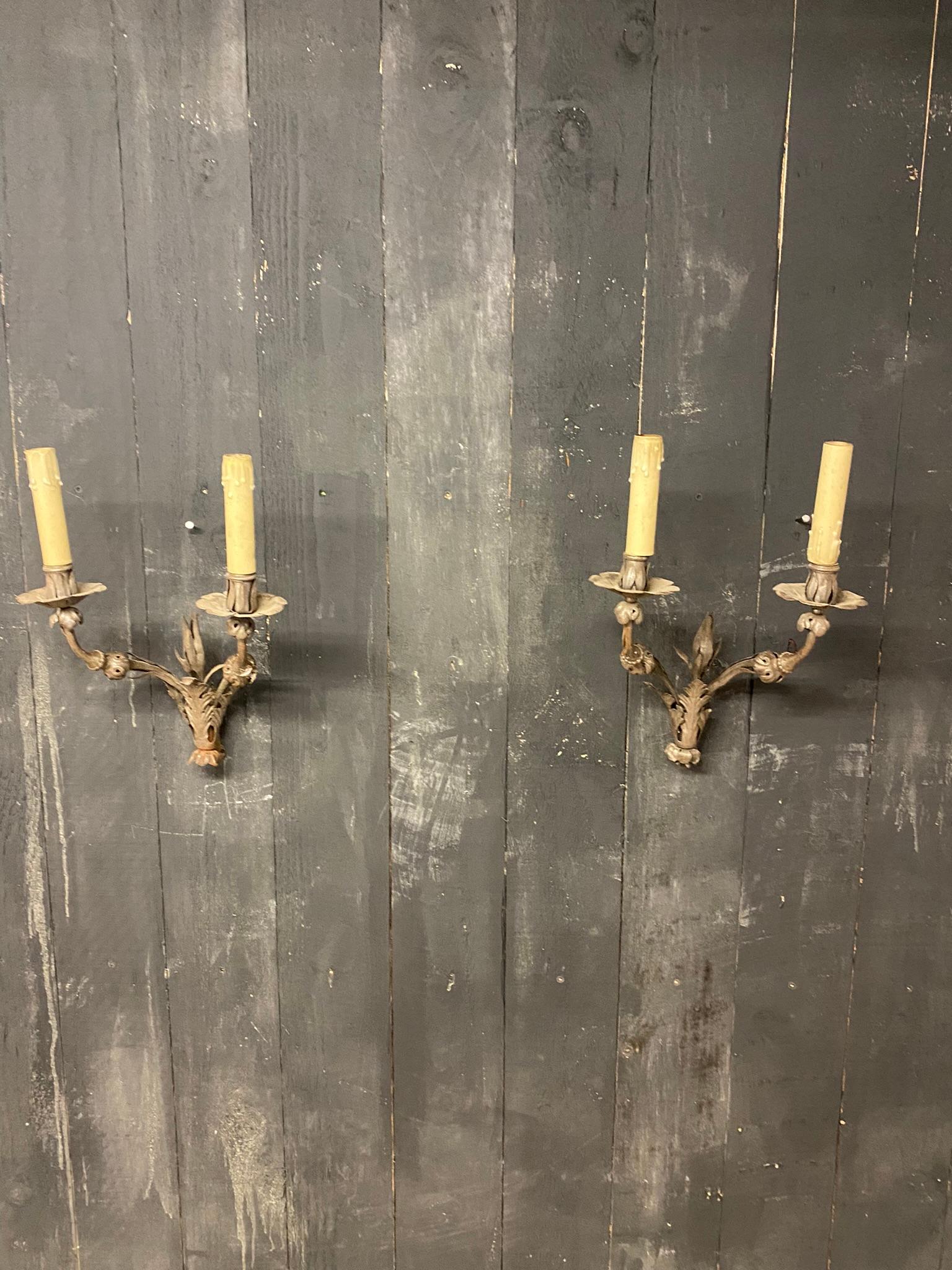 Elegant wrought iron sconces from a chateau in central France. around 1940/1950
2 Wall lights with 2 lights.

The iron has not been lacquered, not treated and tends to oxidize.
They are sold as is, possibility of polishing them and treating them