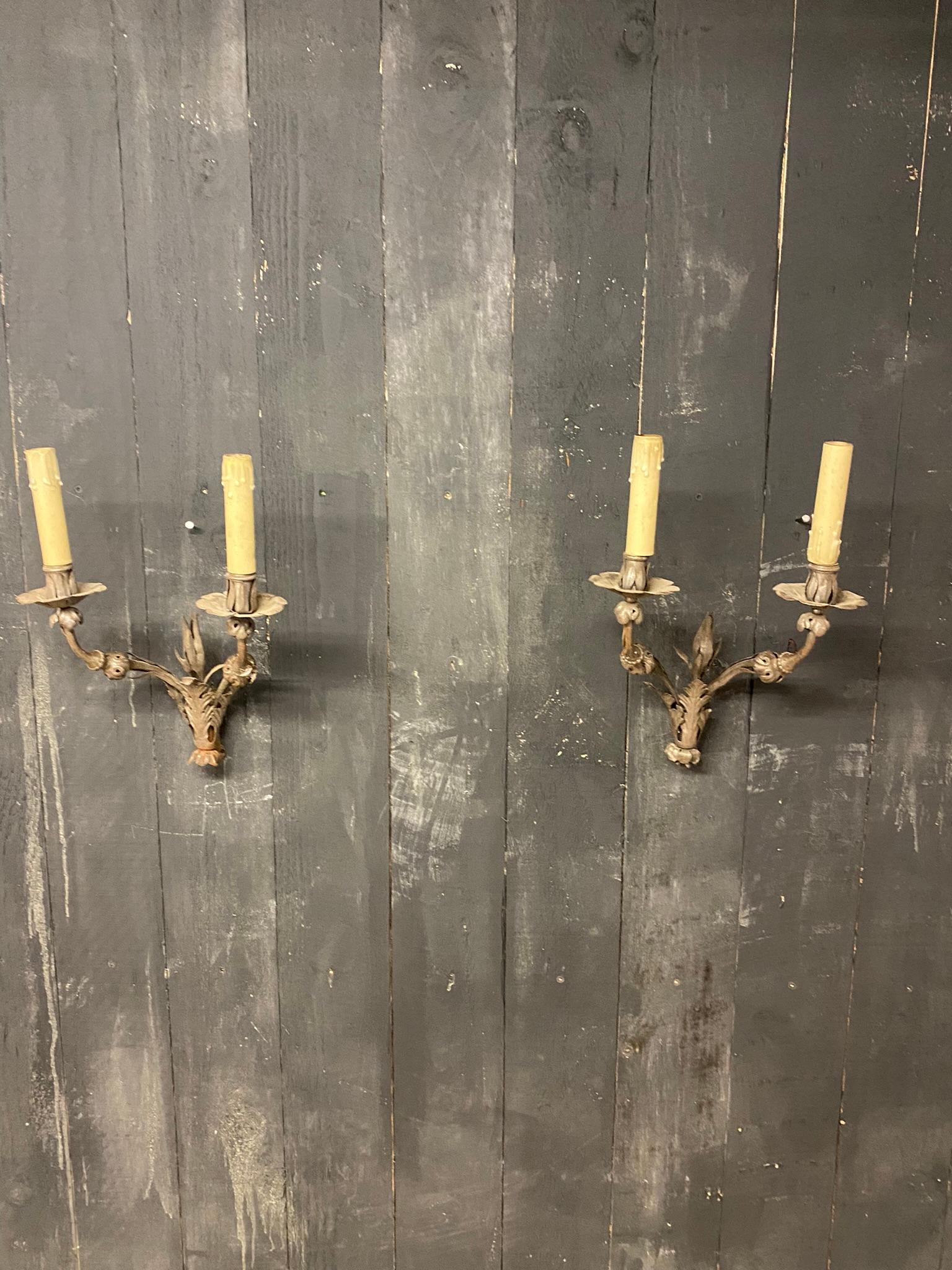 Eleganti appliques in ferro battuto provenienti da un castello del centro della Francia. 1940/1950 circa.
2 Lampade da parete con 2 luci.

Il ferro non è stato laccato, non è stato trattato e tende a ossidarsi.
Vengono venduti così come sono,