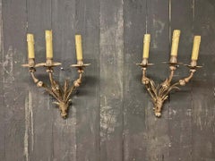 Elegantes candelabros de hierro forjado de un castillo del centro de Francia, hacia 1940/1950