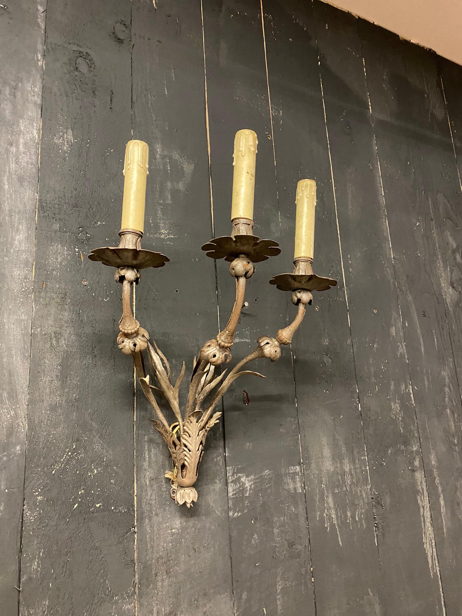 Elegant Wrought Iron Sconces from a Chateau in Central France, circa 1940/1950 In Good Condition For Sale In Saint-Ouen, FR