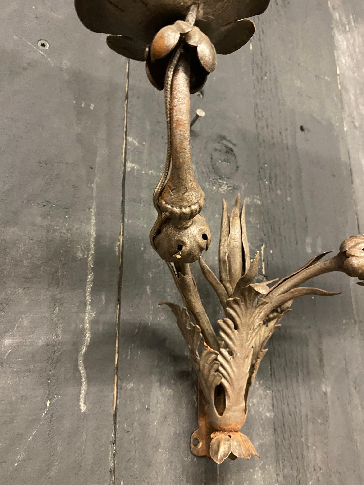 Metà XX secolo Eleganti lampade in ferro battuto provenienti da un castello della Francia centrale, circa 1940/1950 in vendita