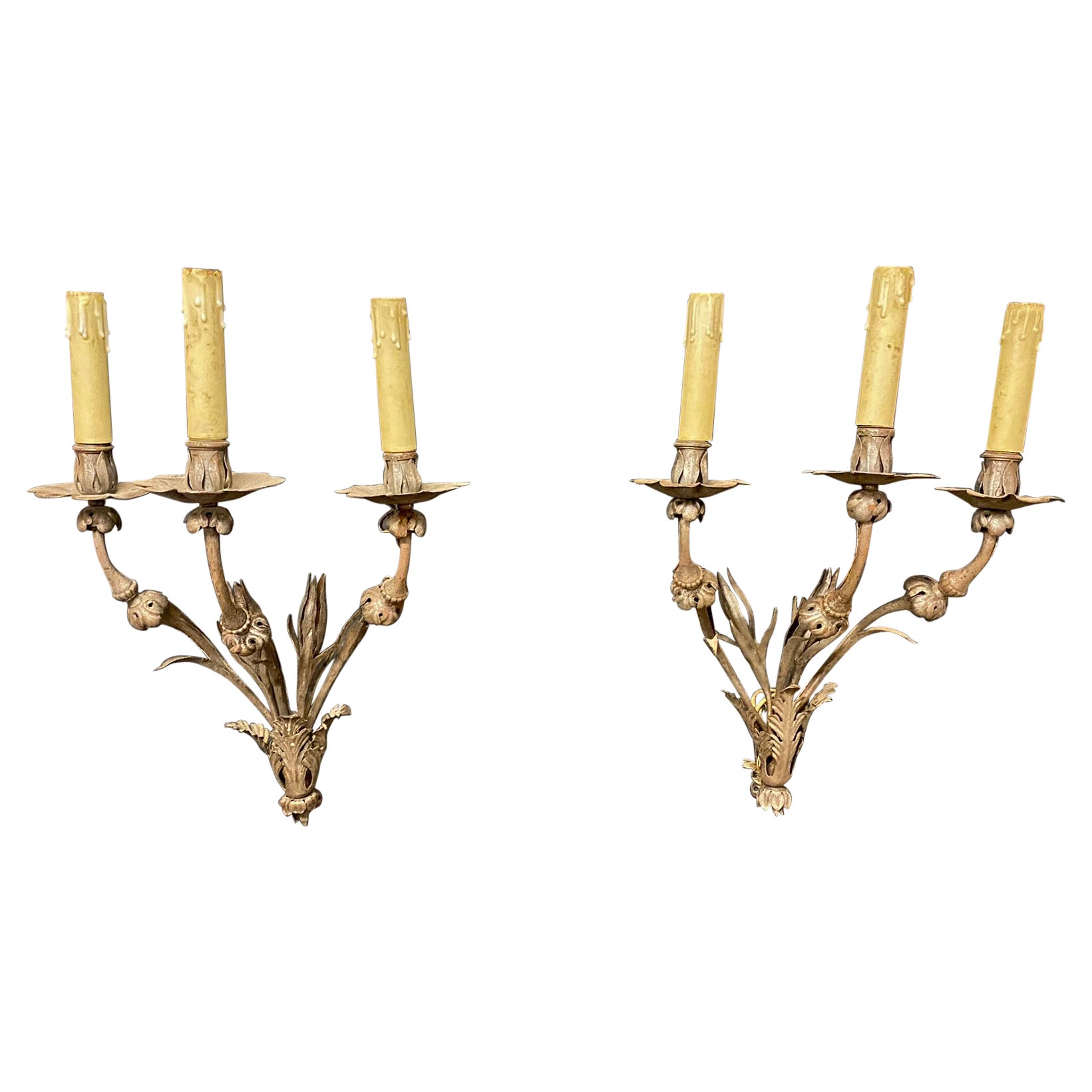 Elegantes candelabros de hierro forjado de un castillo del centro de Francia, hacia 1940/1950