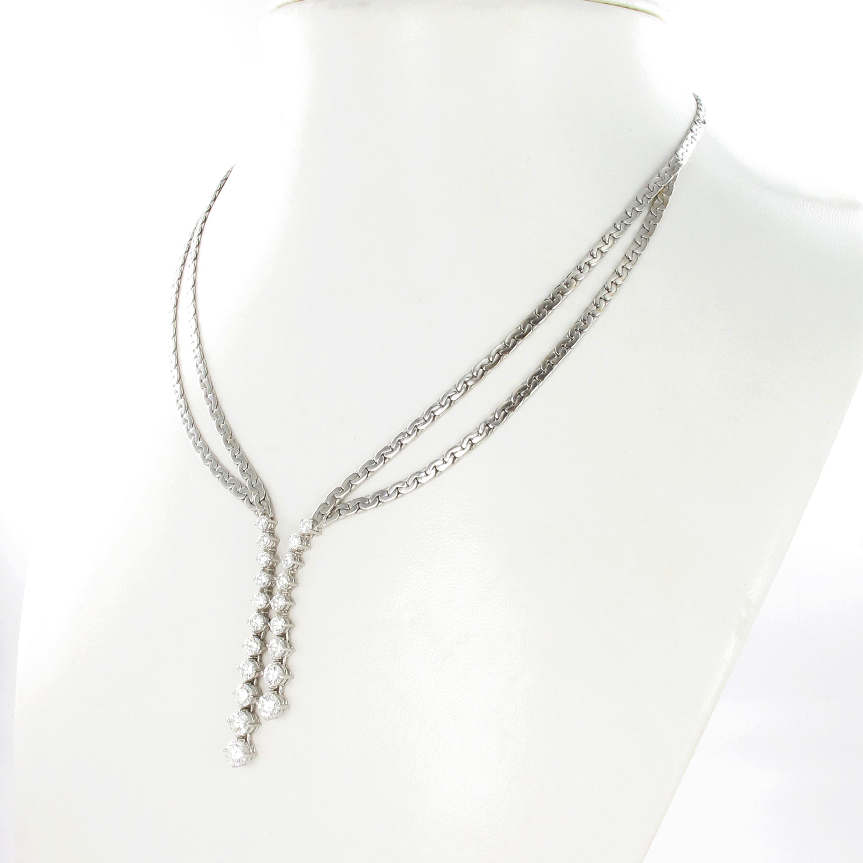 This elegantly shaped necklace in 18 karat white gold is set with 20 brilliant-cut diamonds of G/H colour and vvs clarity, total weight approximately 3.96 carats.
The necklace consists of a flat, soft chain, which is divided into two strands on the
