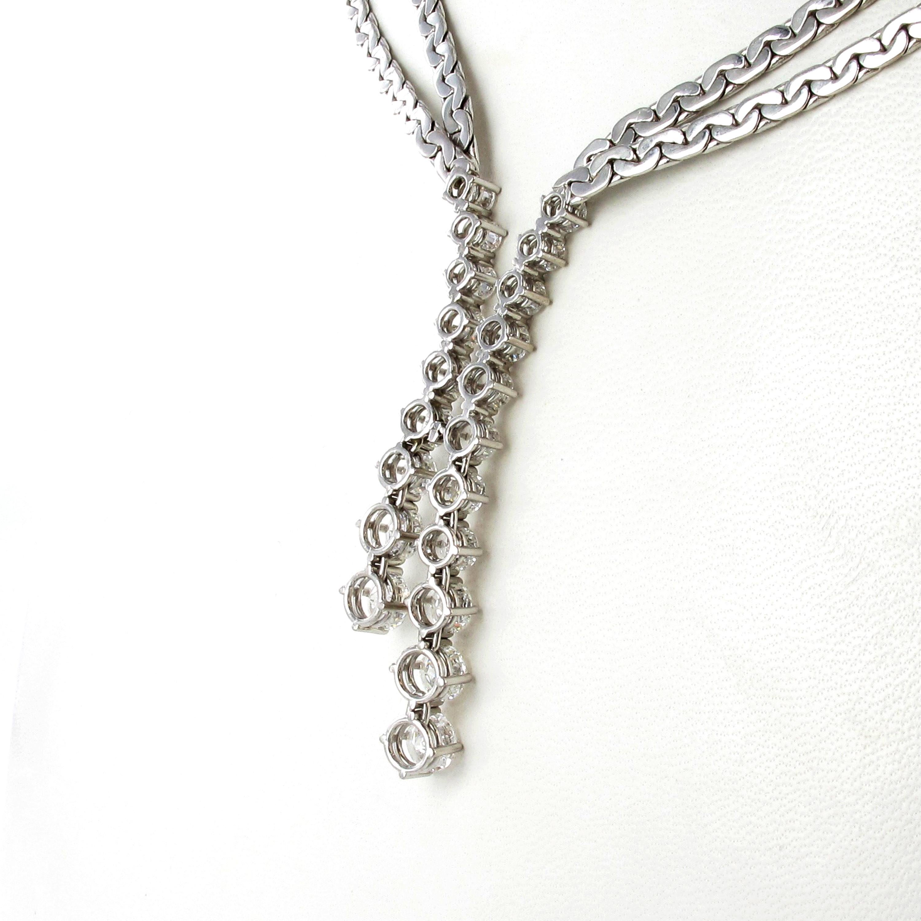 Taille brillant Élégant collier de diamants en forme de Y en or blanc 18 carats en vente