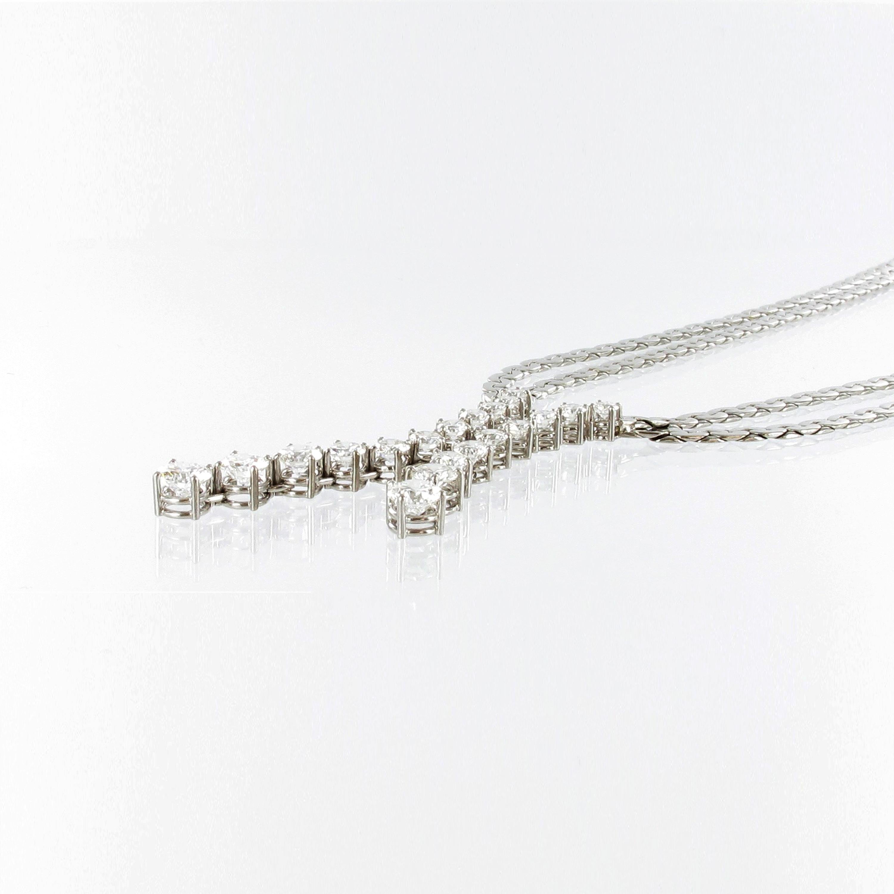 Elegante elegante Y-förmige Diamant-Halskette aus 18 Karat Weißgold im Zustand „Gut“ im Angebot in Lucerne, CH