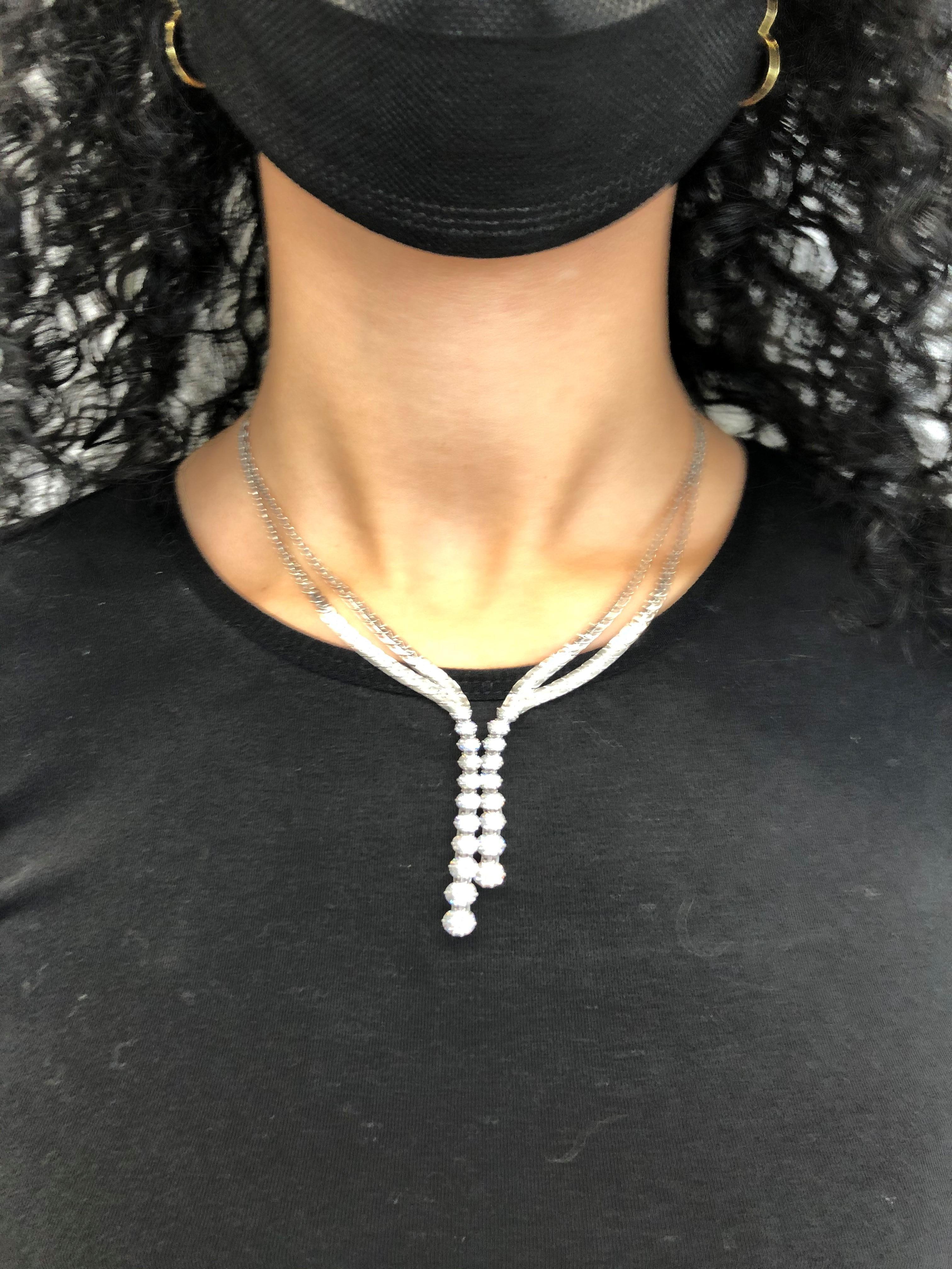 Elegante elegante Y-förmige Diamant-Halskette aus 18 Karat Weißgold im Angebot 2