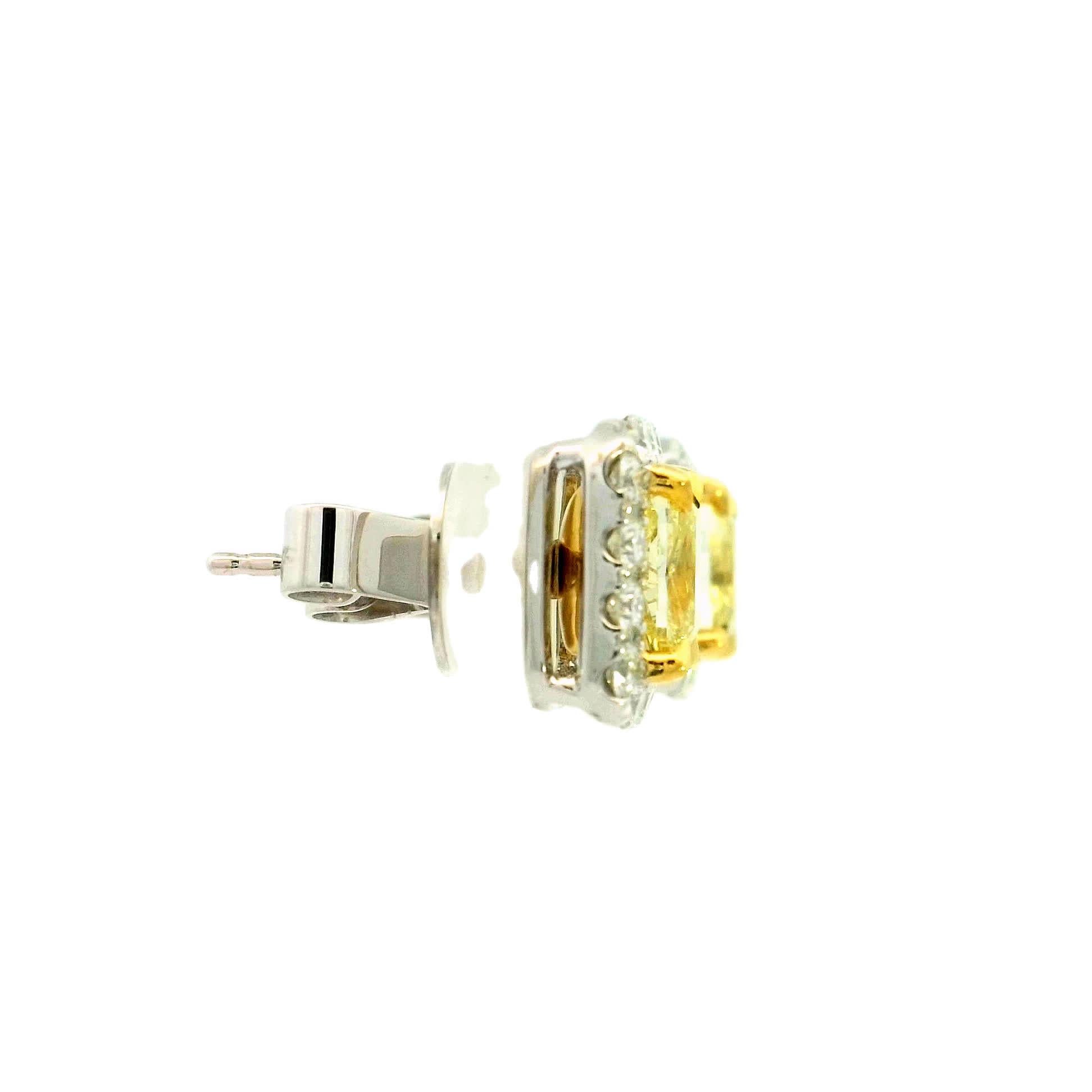 Questi splendidi orecchini con diamanti gialli sono un mix perfetto di eleganza e raffinatezza. Circondate da un'aureola di scintillanti diamanti bianchi, le radiose pietre centrali gialle catturano magnificamente la luce, rendendole un accessorio
