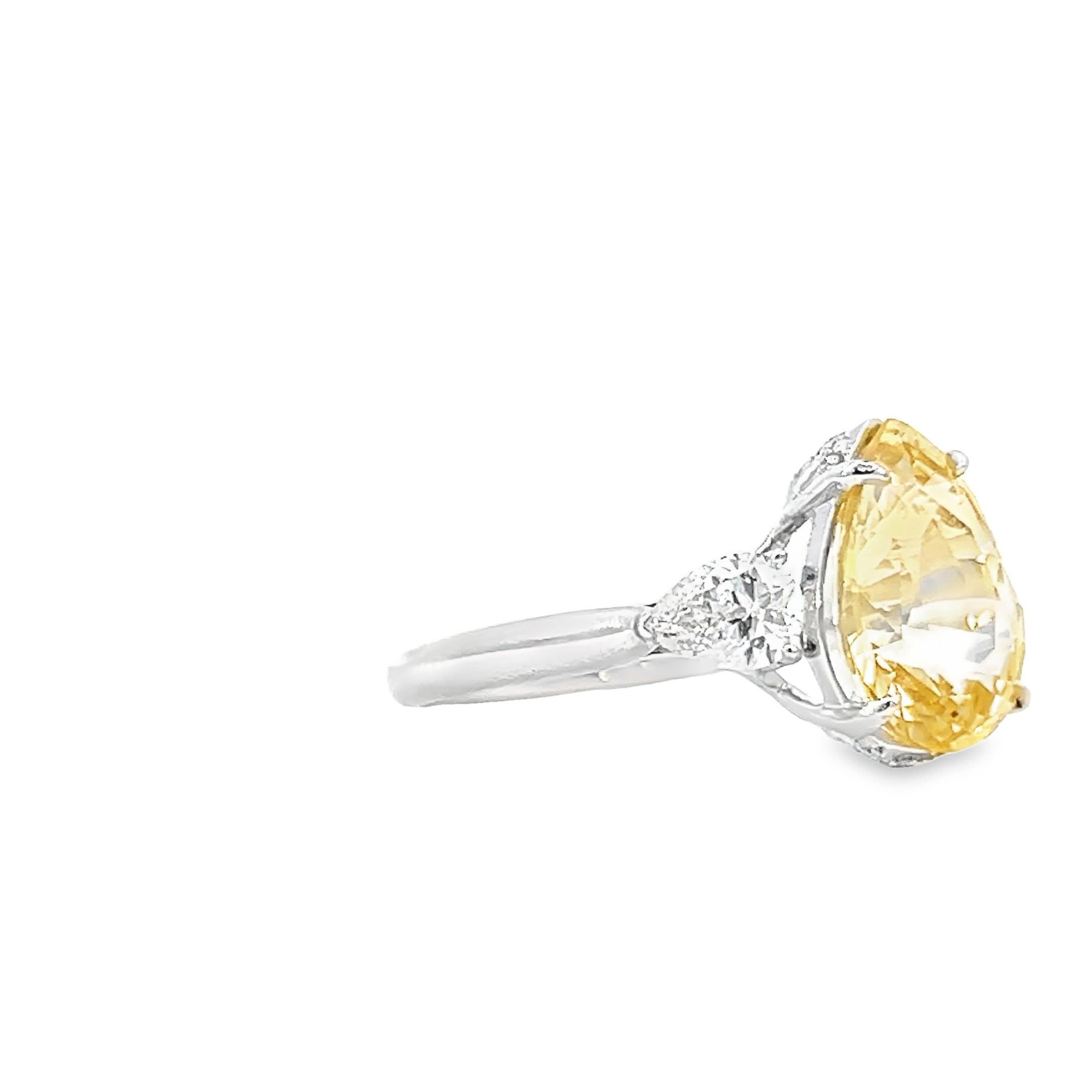 Elegante anello a trilogia di diamanti gialli con doppi diamanti laterali in un'incastonatura di lusso In condizioni Nuovo in vendita a Great Neck Plaza, NY