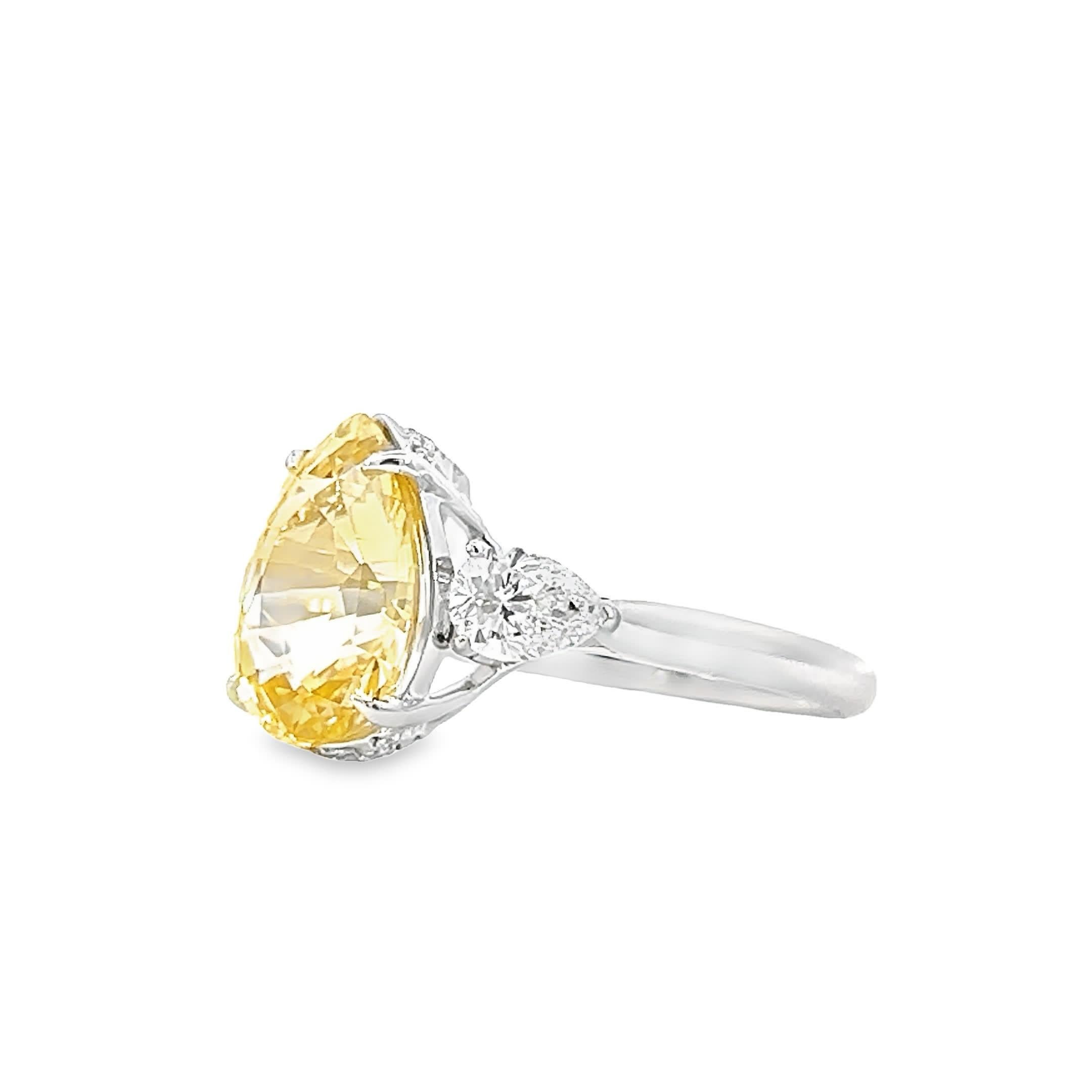 Donna Elegante anello a trilogia di diamanti gialli con doppi diamanti laterali in un'incastonatura di lusso in vendita