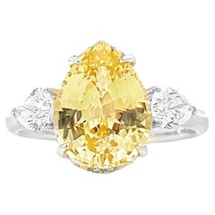 Elegante Anillo Trilogía de Diamantes Amarillos con Dos Diamantes Laterales en un Lujoso Engaste