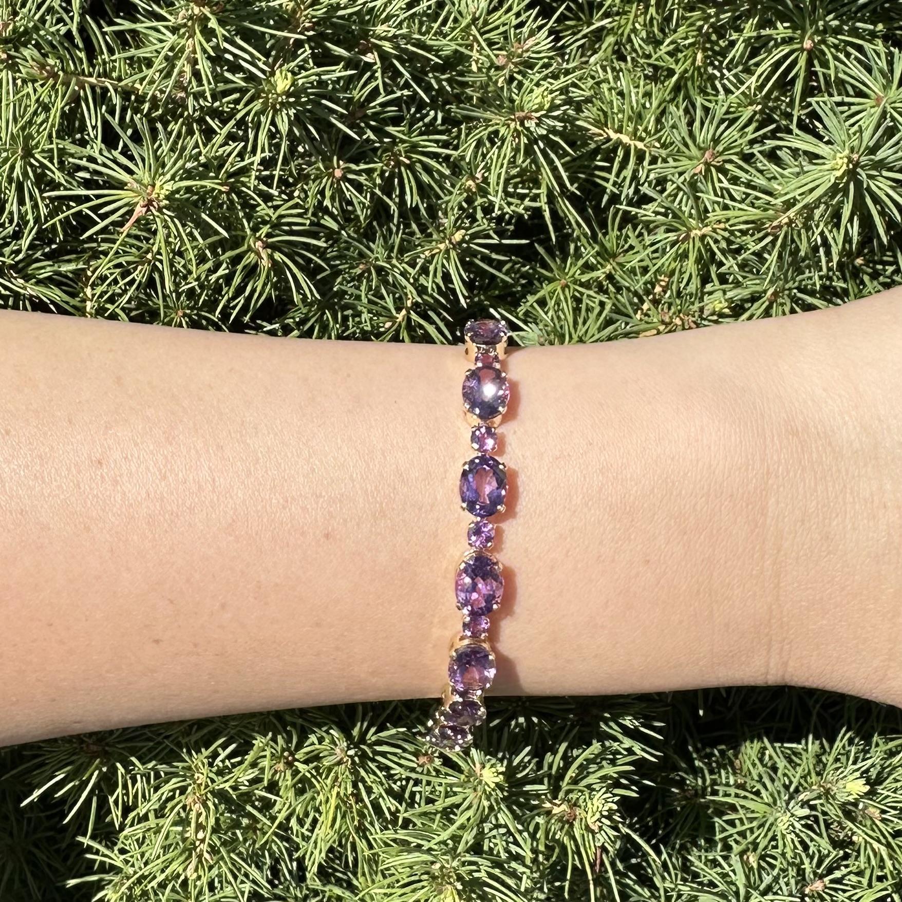 Eleganza in oro giallo: bracciale alternato con ametista ovale e rotonda in vendita 3