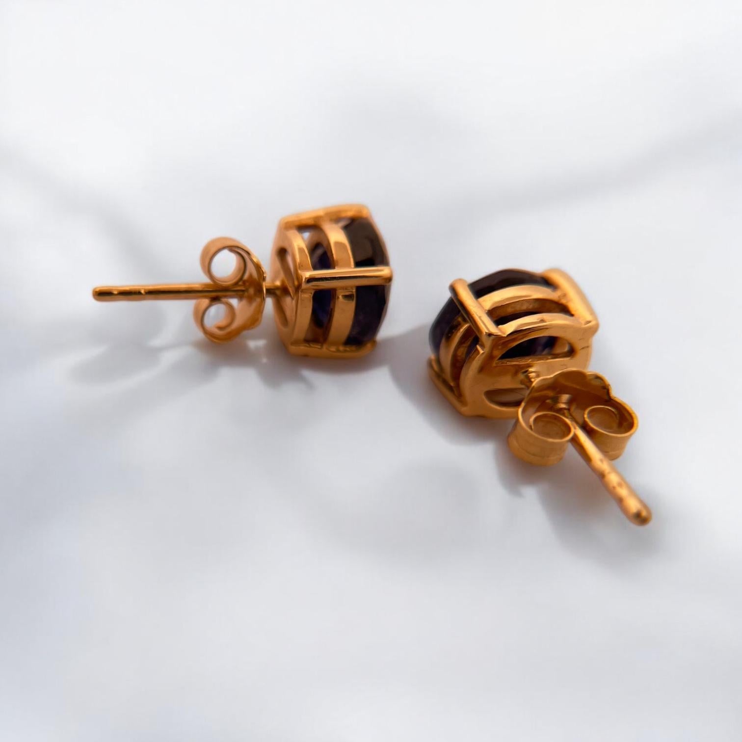 Elegant Yellow Gold Classic Round Sapphire Earrings In Good Condition For Sale In New York, NY