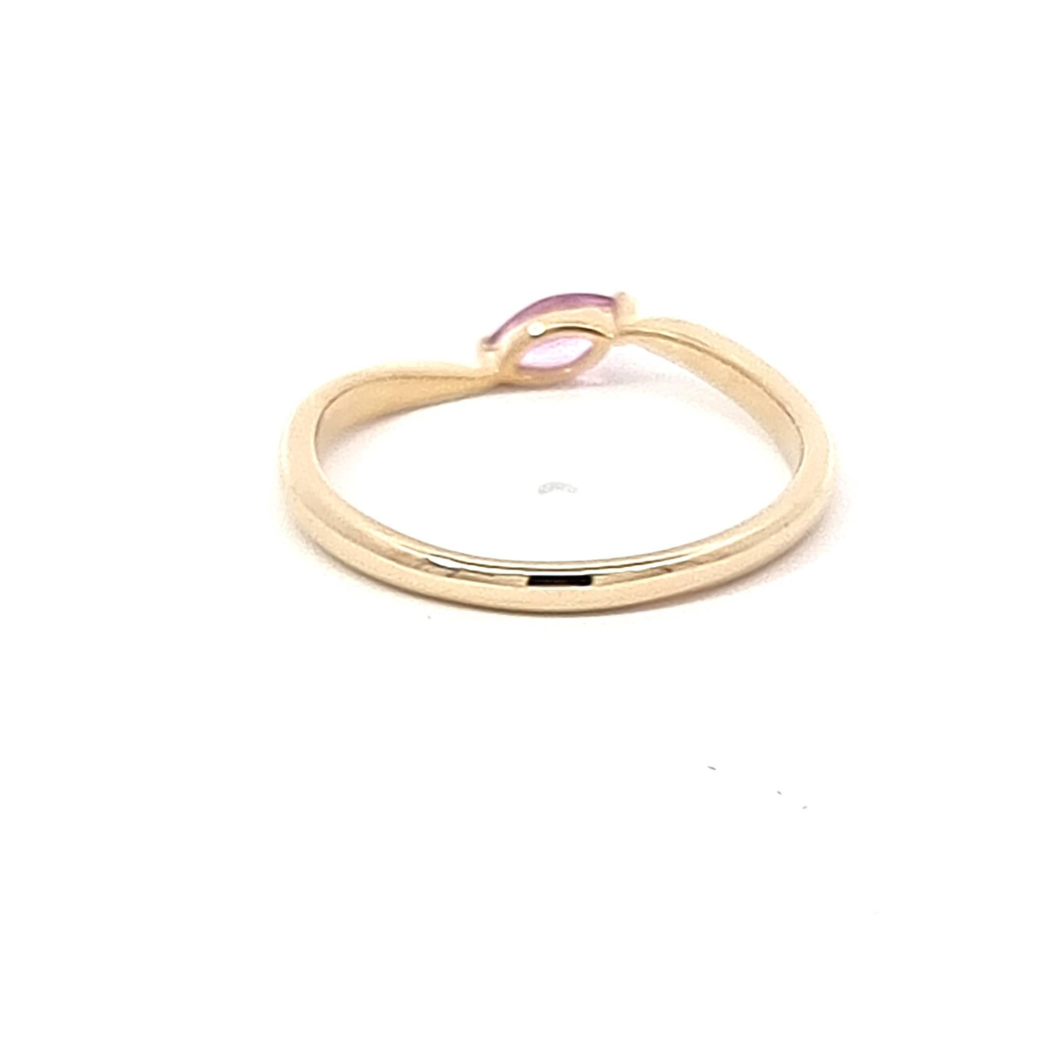 Eleganter Ring aus Gelbgold mit einem einzelnen rosa Saphir im Marquise-Schliff (Marquiseschliff) im Angebot