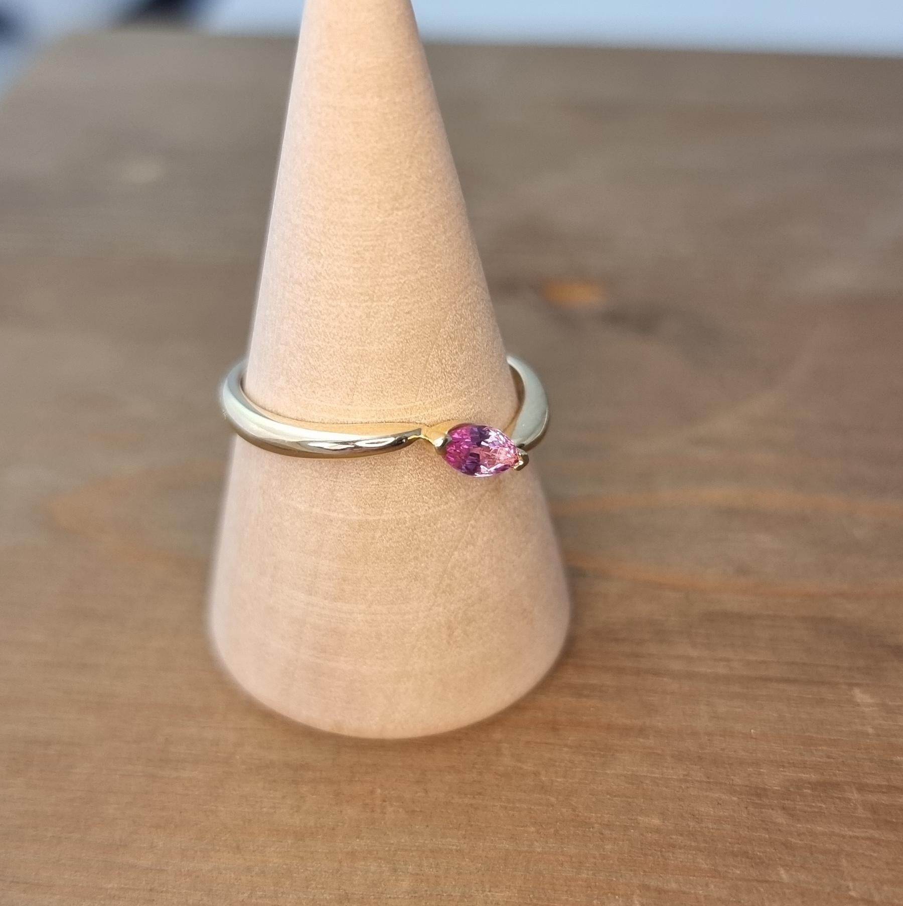 Elegant Yellow Gold Ring with a Single Pink Sapphire in Marquise Cut For Sale 1