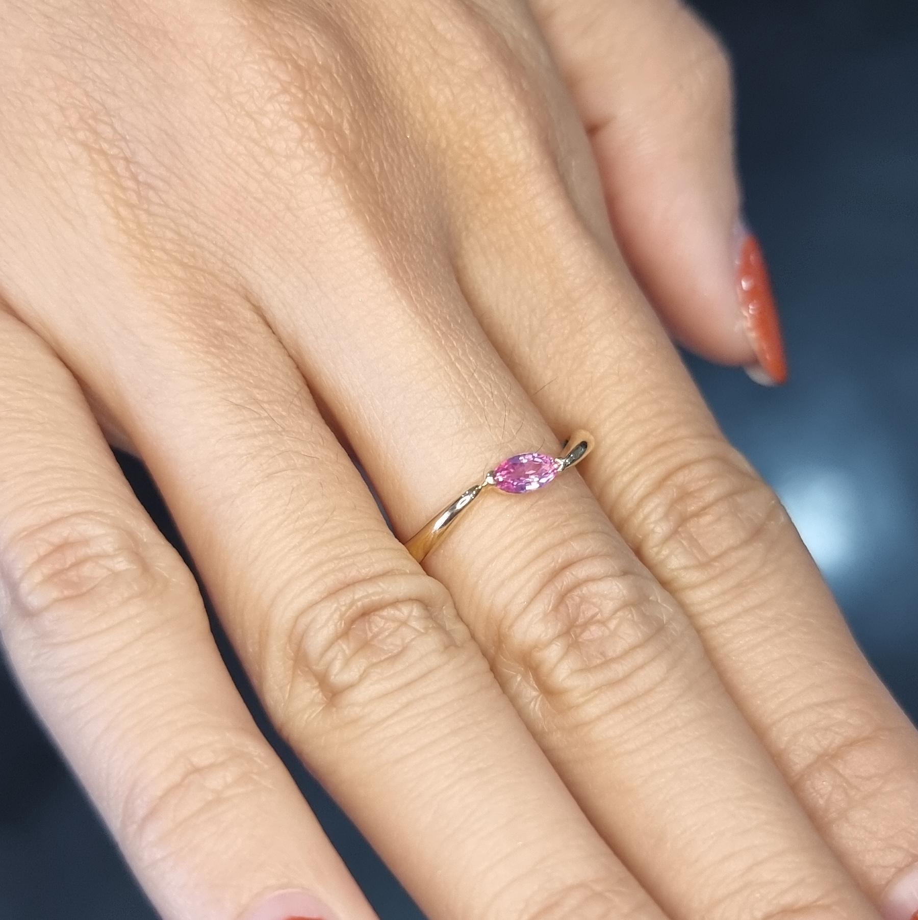 Eleganter Ring aus Gelbgold mit einem einzelnen rosa Saphir im Marquise-Schliff im Angebot 1