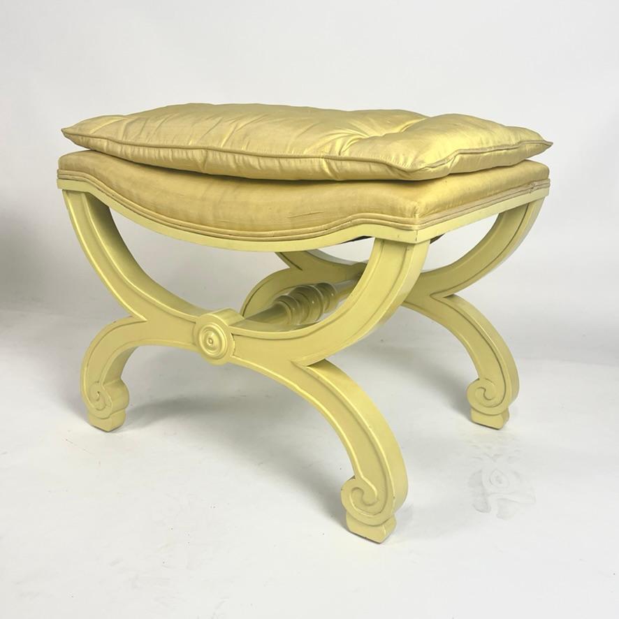 Paire d'élégants bancs ou tabourets en soie jaune, à la manière de Dorothy Draper, années 1960 en vente 2