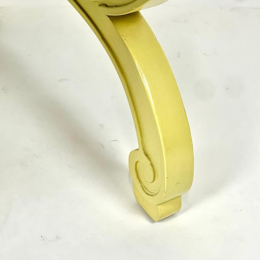 Paire d'élégants bancs ou tabourets en soie jaune, à la manière de Dorothy Draper, années 1960 en vente 3