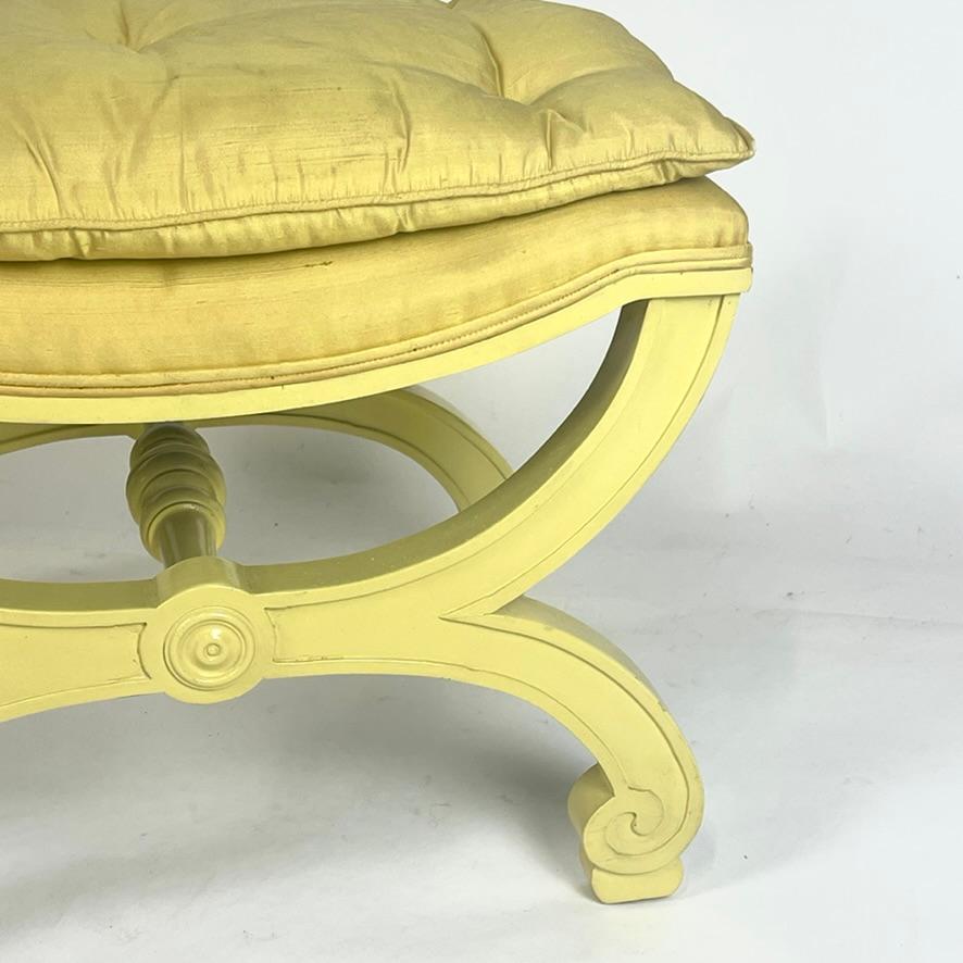 Paire d'élégants bancs ou tabourets en soie jaune, à la manière de Dorothy Draper, années 1960 en vente 4