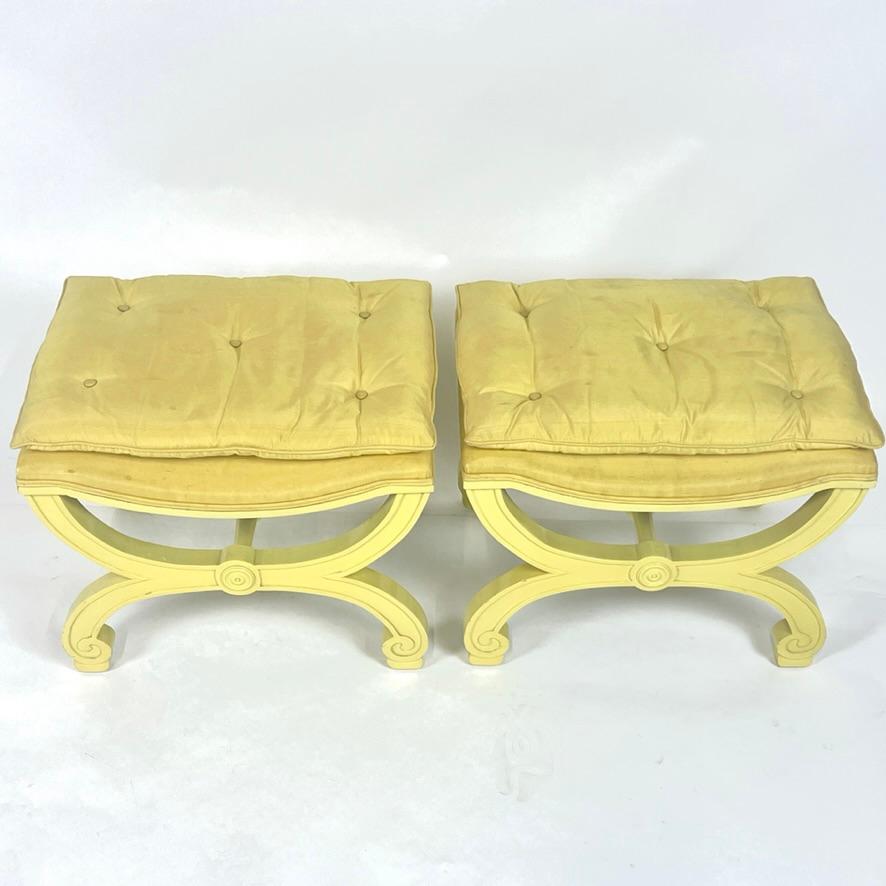 Incroyable paire de bancs ou ottomans de style Dorothy Draper, touffetés en soie. Ces tabourets sont peints dans un jaune citron vif et sont recouverts d'un coussin en soie jaune. L'Elegance avec une touche de fun !
Le style baroque moderne rappelle
