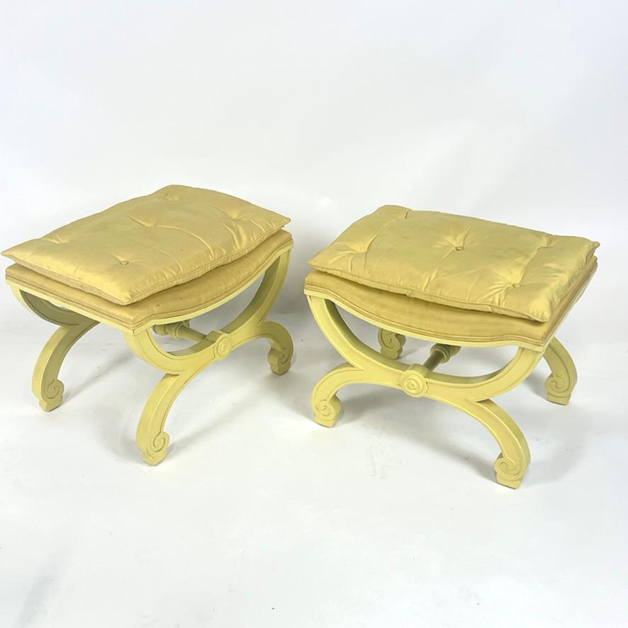 Néo-baroque Paire d'élégants bancs ou tabourets en soie jaune, à la manière de Dorothy Draper, années 1960 en vente