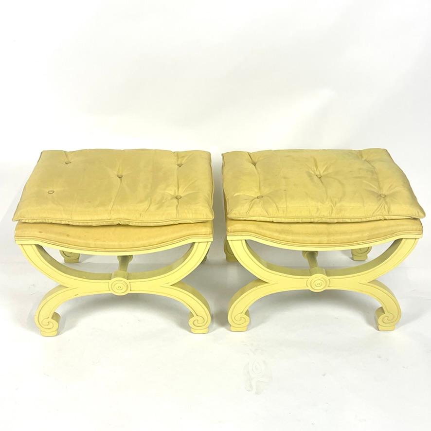 Américain Paire d'élégants bancs ou tabourets en soie jaune, à la manière de Dorothy Draper, années 1960 en vente
