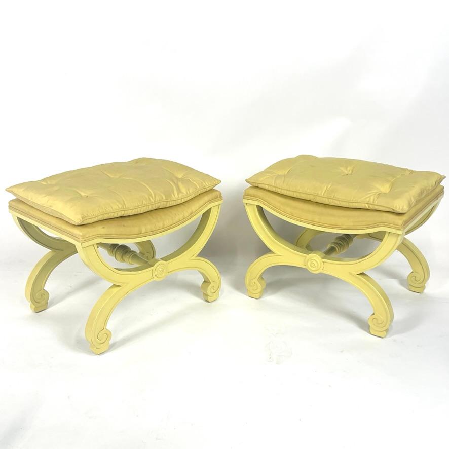 Peint Paire d'élégants bancs ou tabourets en soie jaune, à la manière de Dorothy Draper, années 1960 en vente