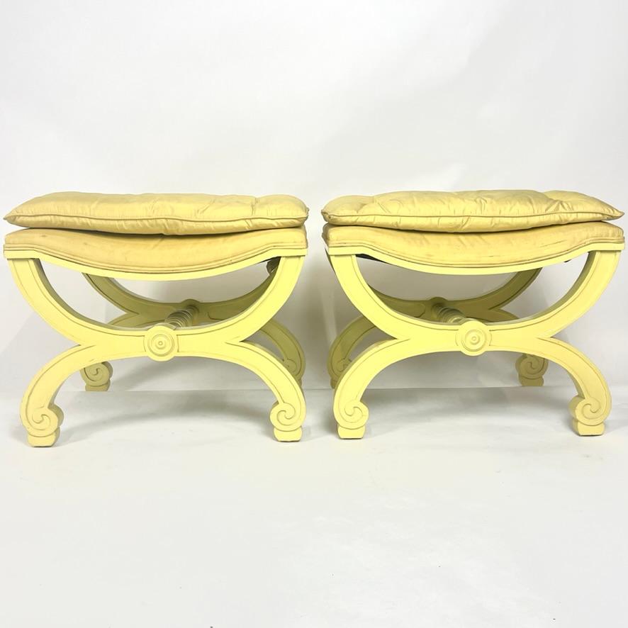 Paire d'élégants bancs ou tabourets en soie jaune, à la manière de Dorothy Draper, années 1960 Bon état - En vente à Hudson, NY