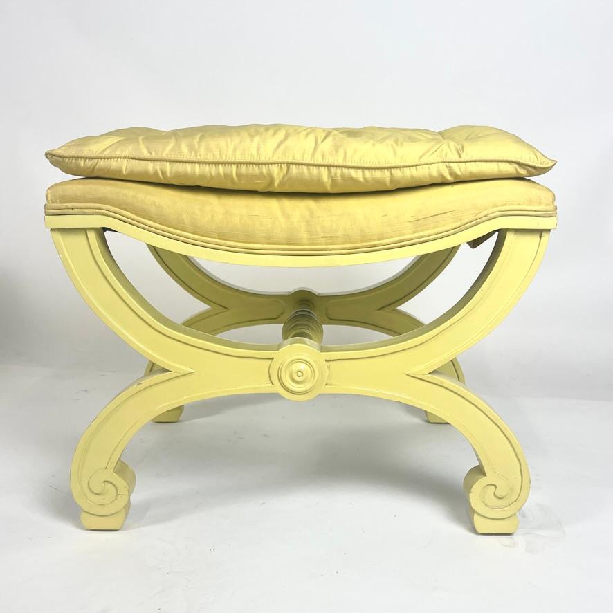 Soie Paire d'élégants bancs ou tabourets en soie jaune, à la manière de Dorothy Draper, années 1960 en vente