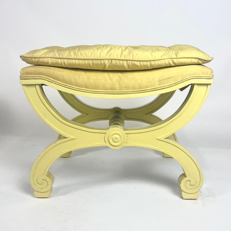 Paire d'élégants bancs ou tabourets en soie jaune, à la manière de Dorothy Draper, années 1960 en vente 1