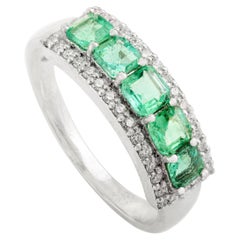 Eleganza della fede nuziale con smeraldo e diamante dello Zambia in oro bianco 14k per lei