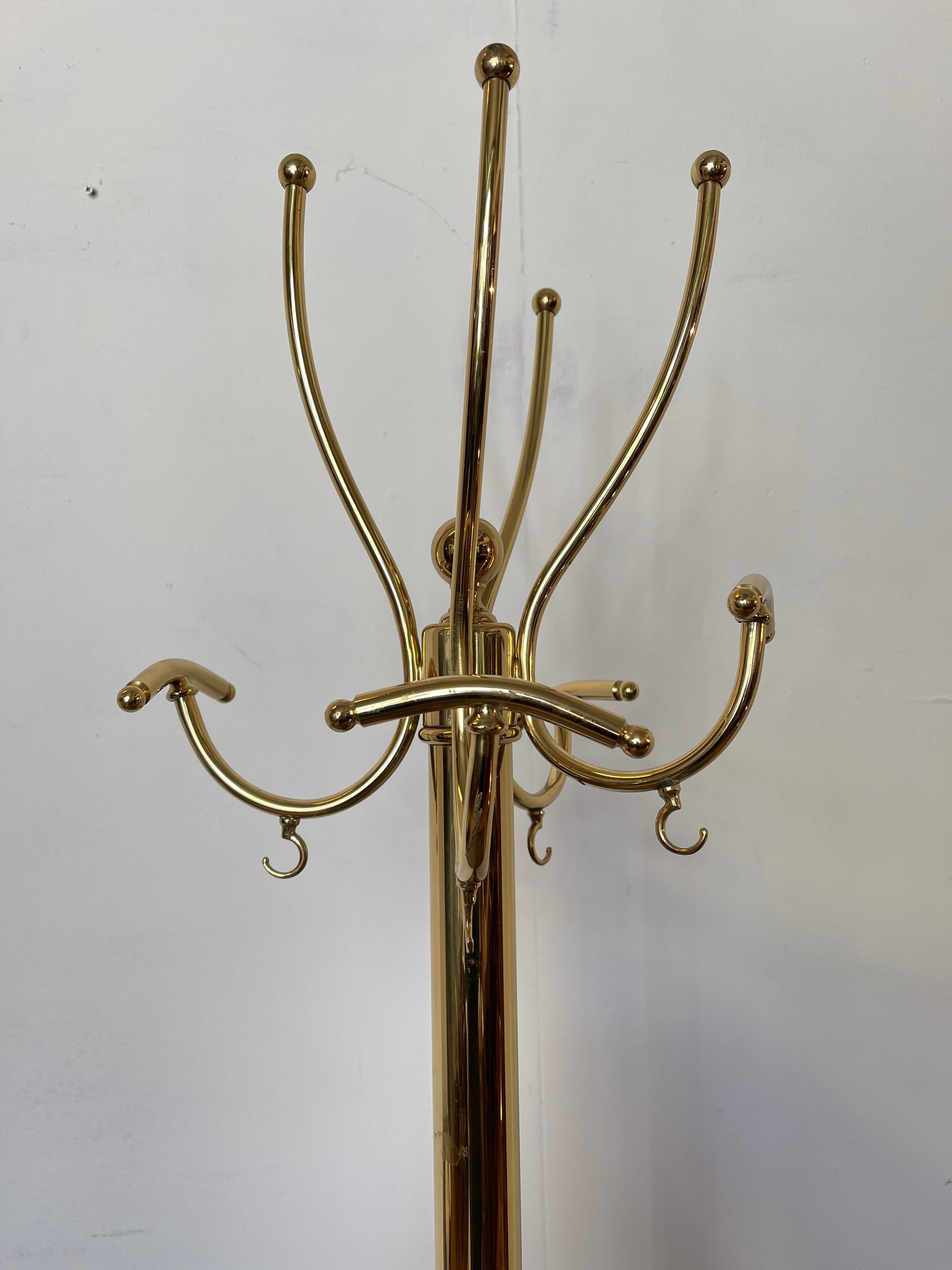 Neoclassico Elegante Appendiabiti da terra in ottone lucido, stile classico e raffinato 1980 in vendita