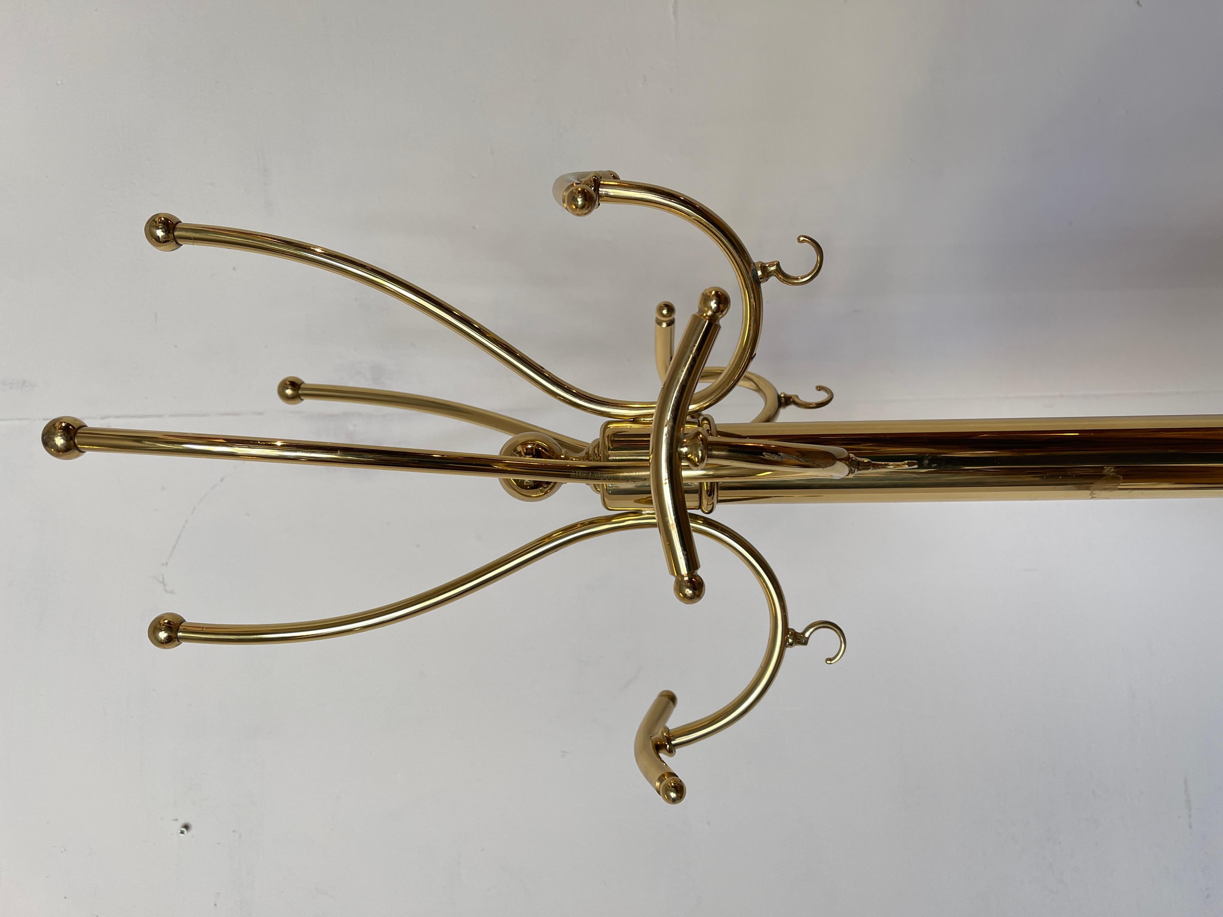 Neoclassico Elegante Appendiabiti da terra in ottone lucido, stile classico e raffinato 1980 in vendita