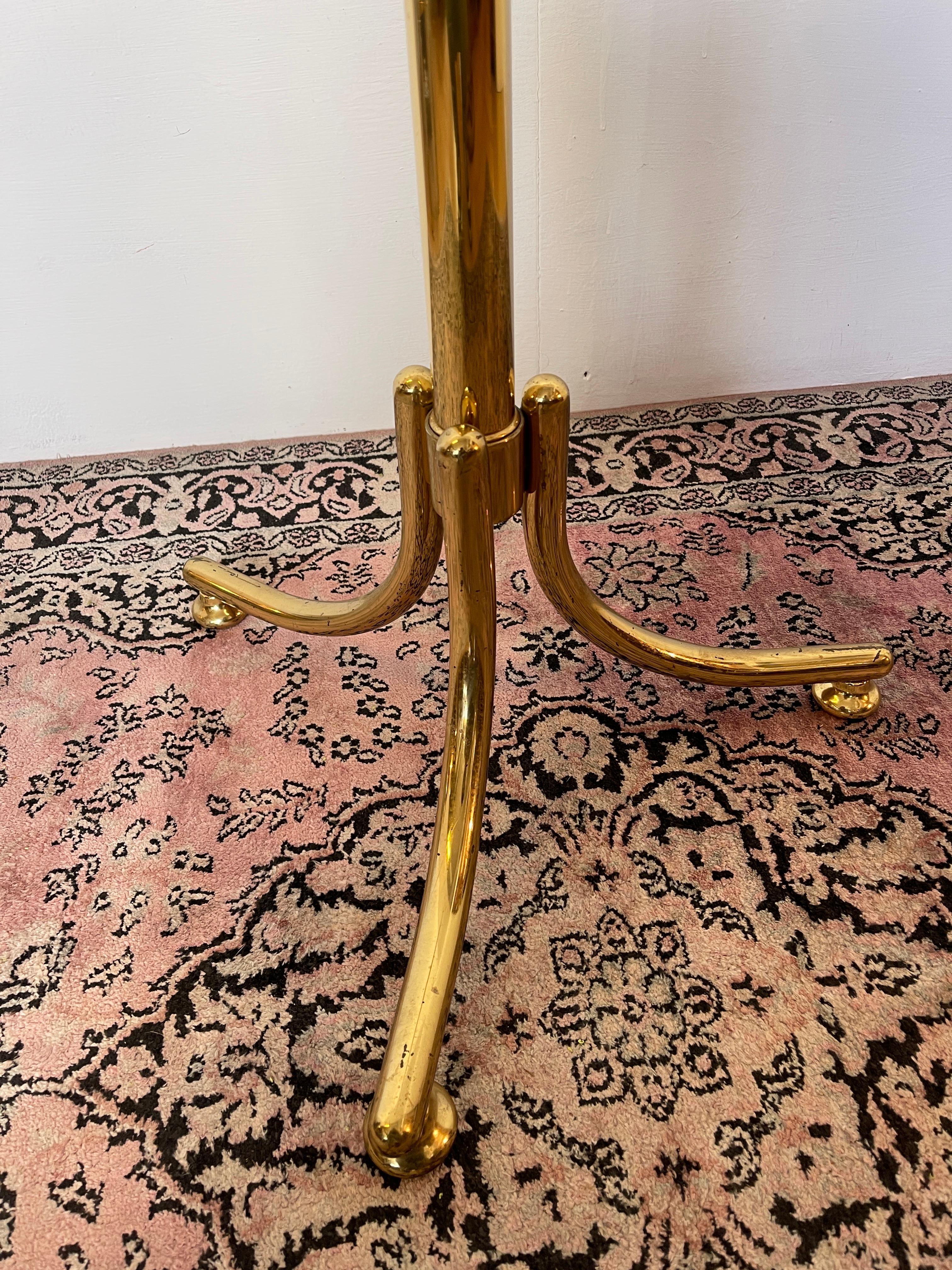 Italian Elegante Appendiabiti da terra in ottone lucido, stile classico e raffinato 1980 in vendita