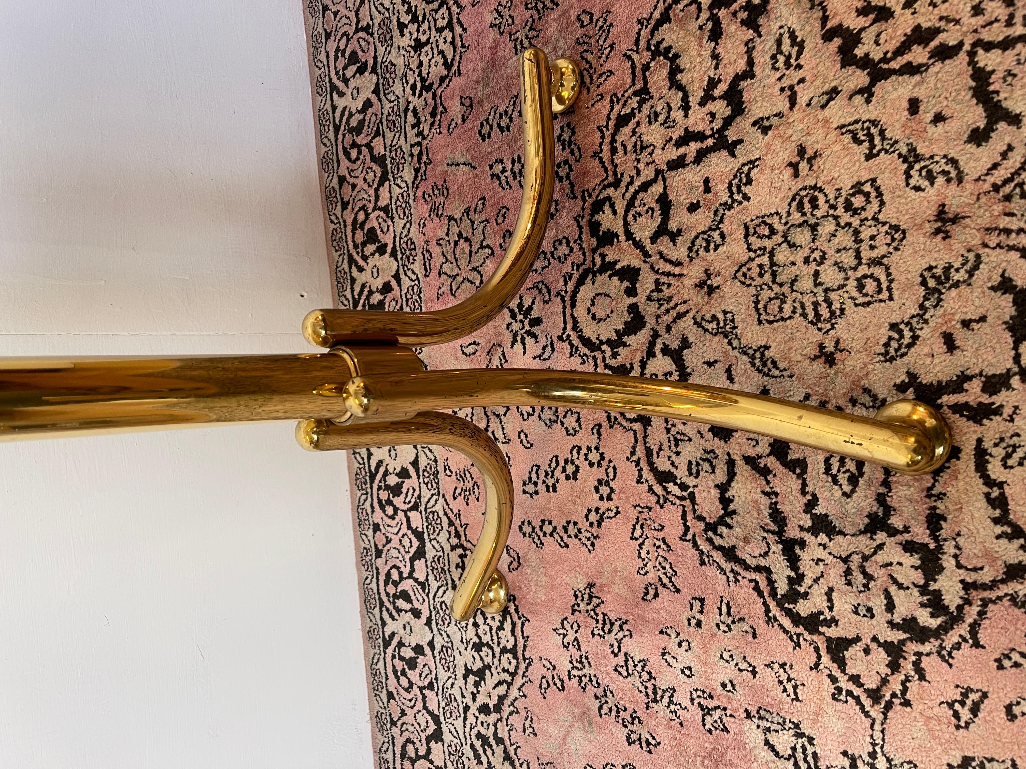 Italian Elegante Appendiabiti da terra in ottone lucido, stile classico e raffinato 1980 in vendita