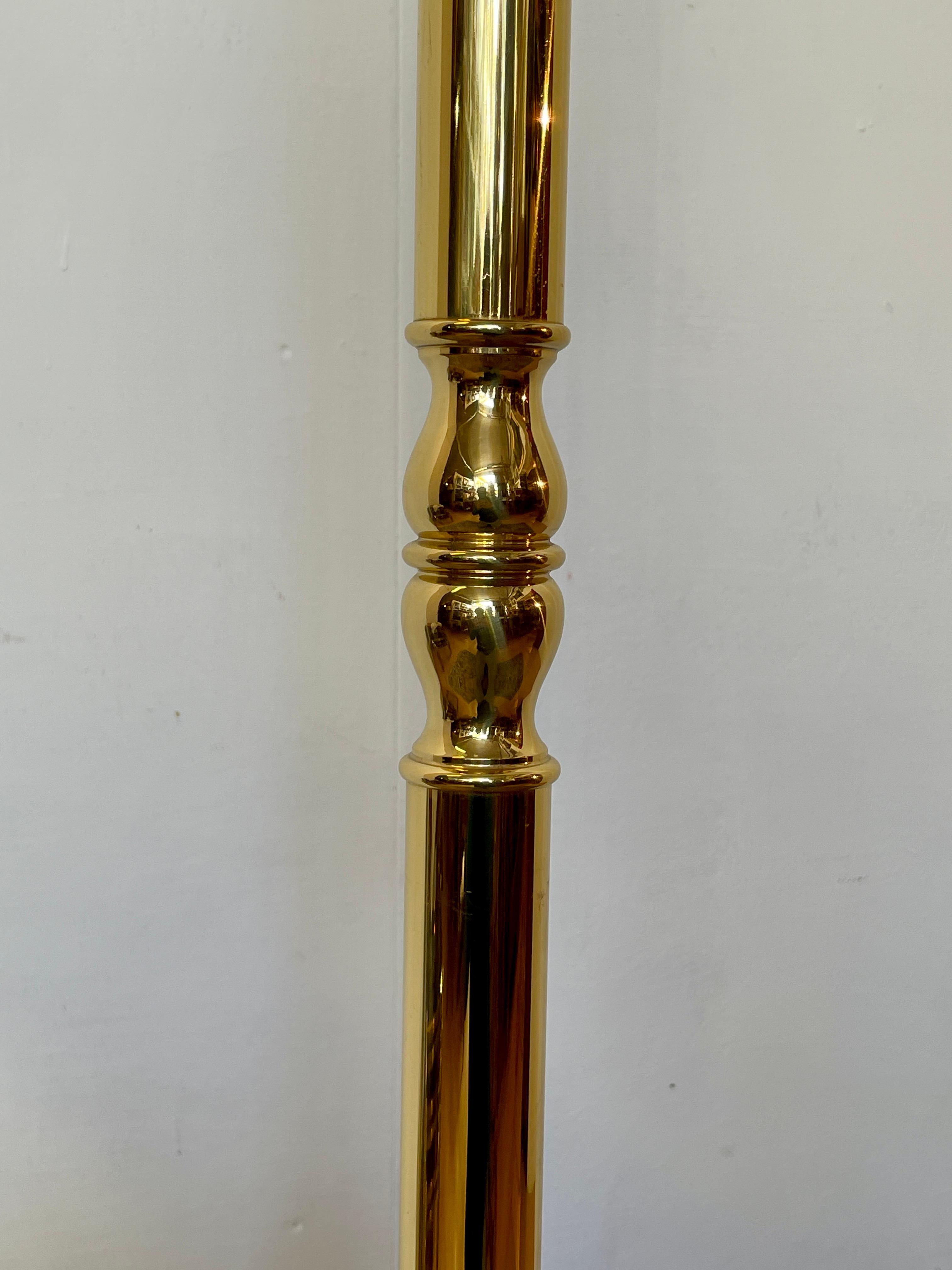 Elegante Appendiabiti da terra in ottone lucido, stile classico e raffinato 1980 In condizioni ottime in vendita a Cantù, IT