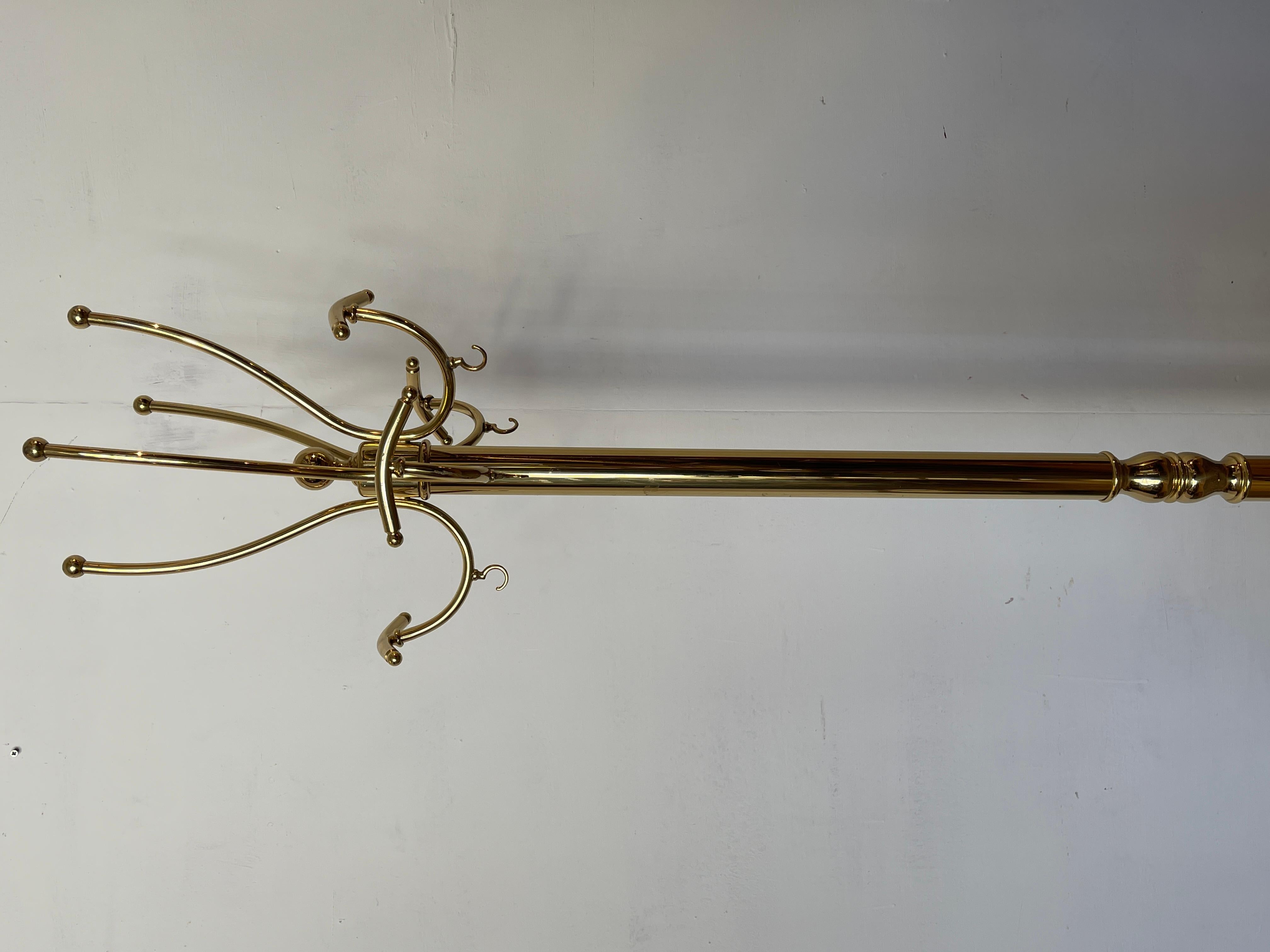 20th Century Elegante Appendiabiti da terra in ottone lucido, stile classico e raffinato 1980 in vendita