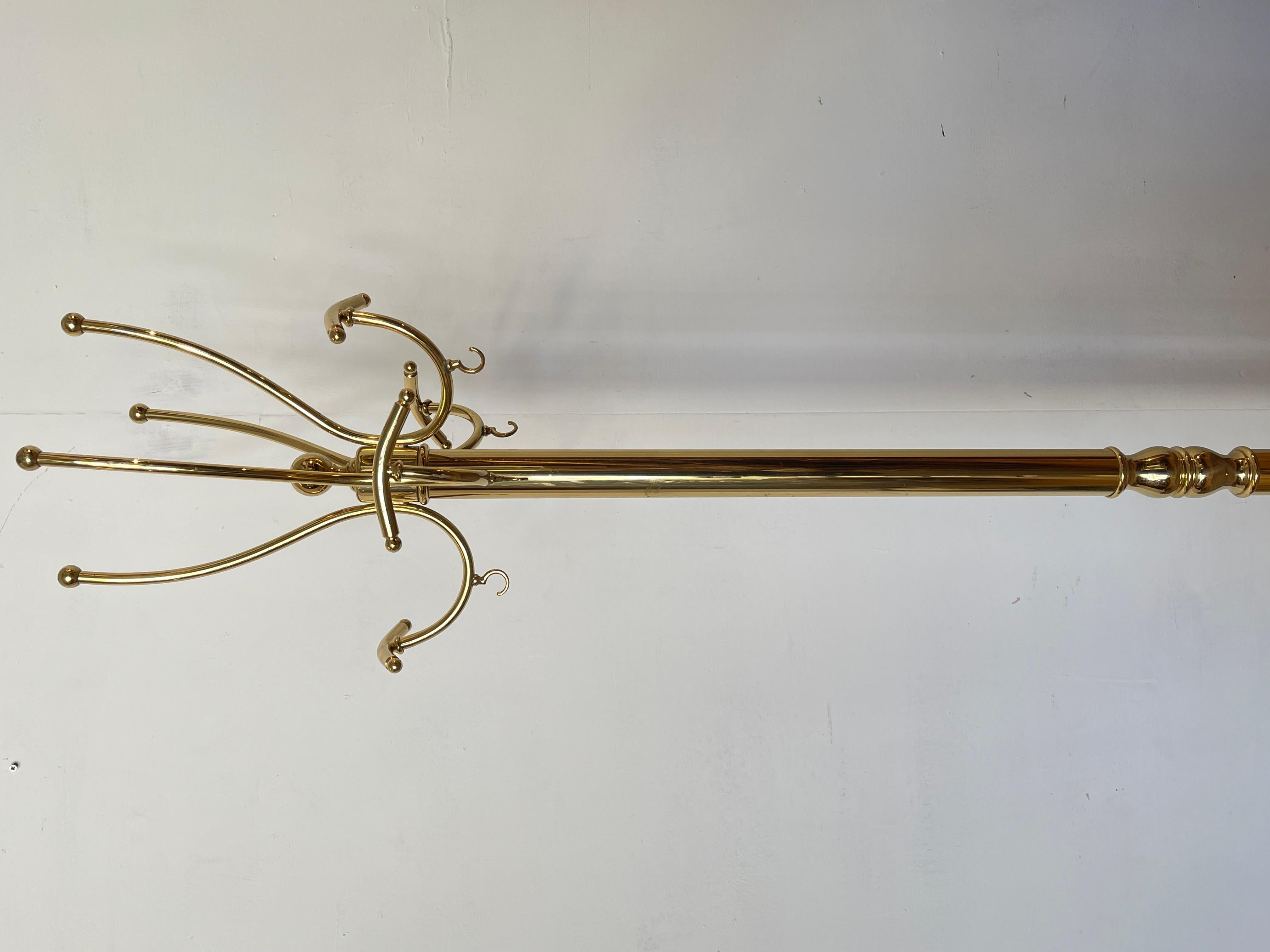 Ottone Elegante Appendiabiti da terra in ottone lucido, stile classico e raffinato 1980 in vendita