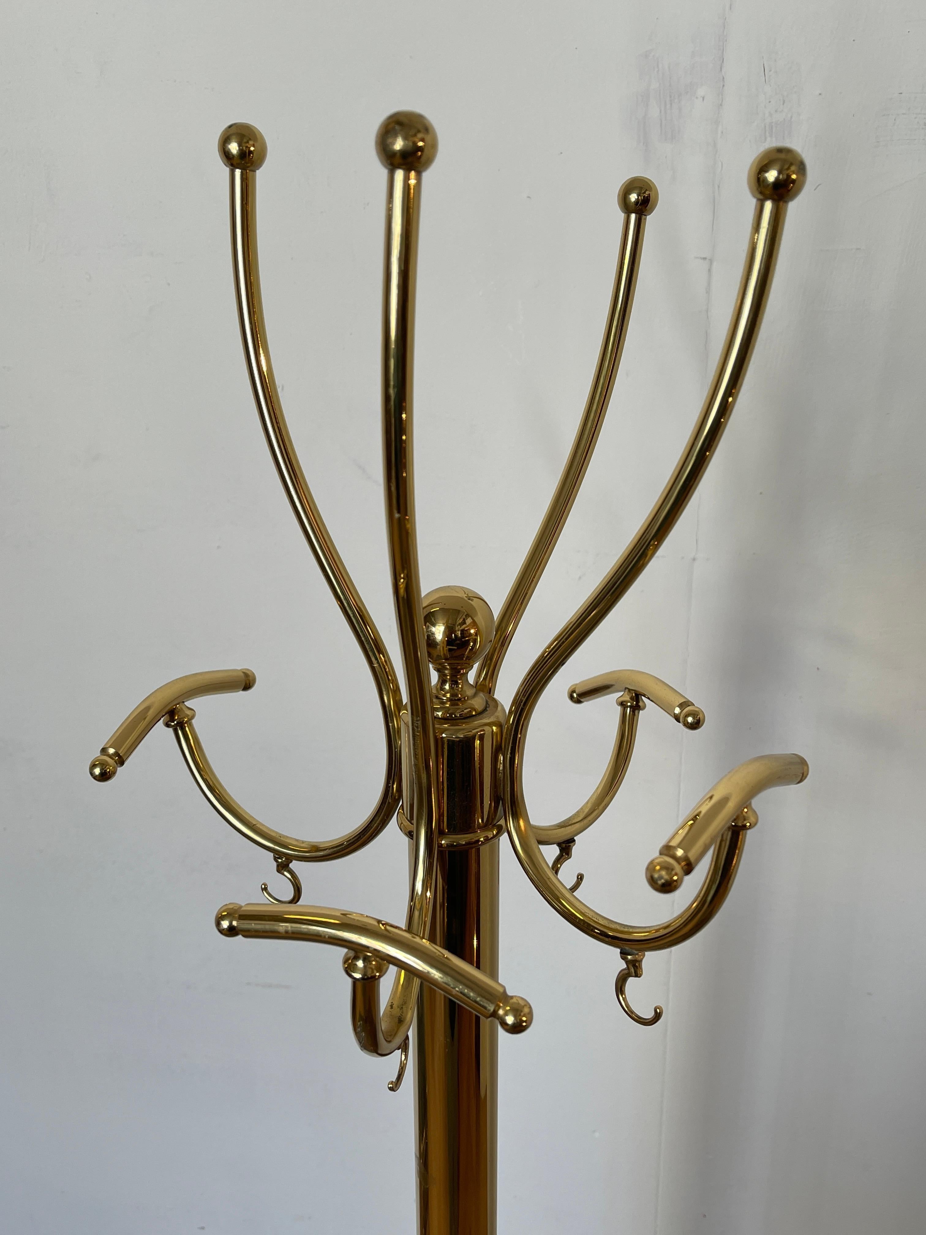 Elegante Appendiabiti da terra in ottone lucido, stile classico e raffinato 1980 in vendita 1