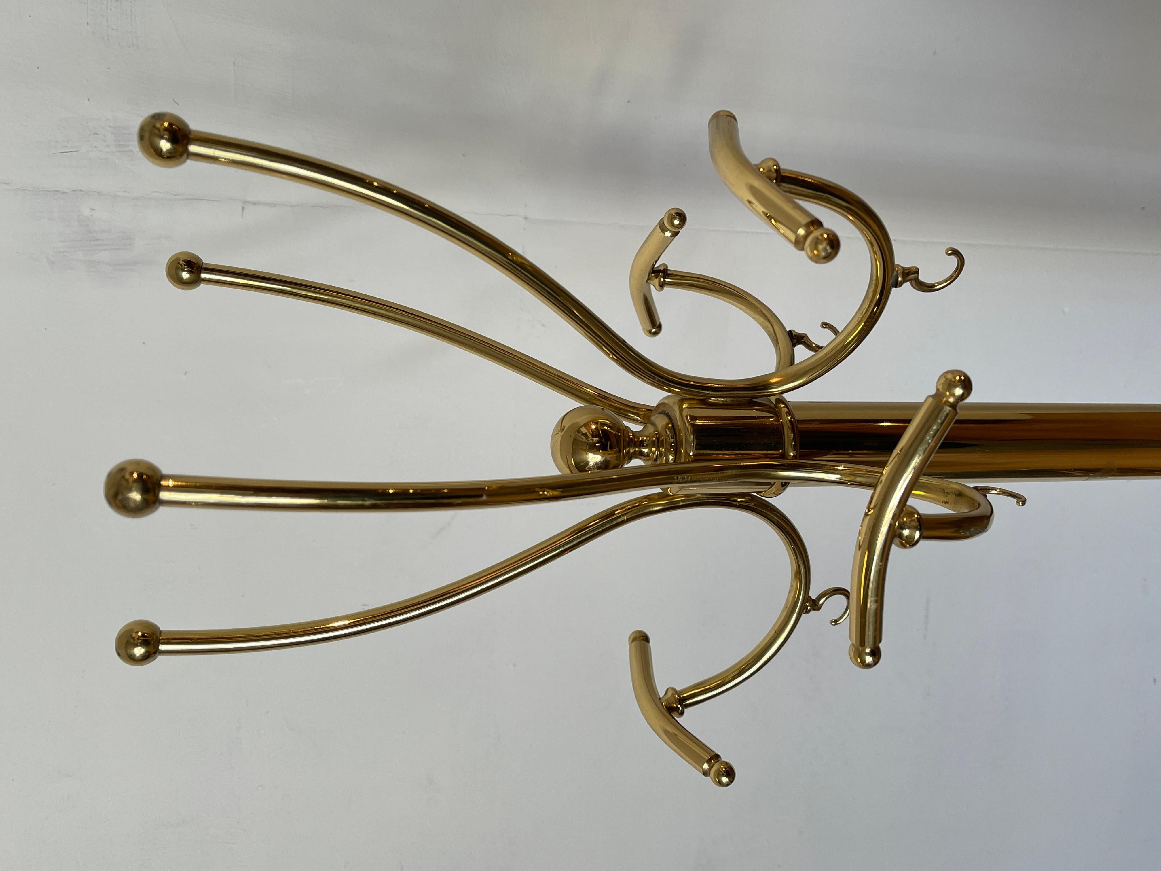 Elegante Appendiabiti da terra in ottone lucido, stile classico e raffinato 1980 in vendita 1