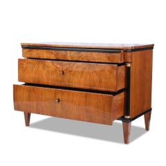 Elegante ausdrucksstarke frühe Biedermeier Kommode mit Geheimschublade, 1810