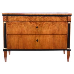 Elegante ausdrucksstarke frühe Biedermeier Kommode mit Geheimschublade, 1810