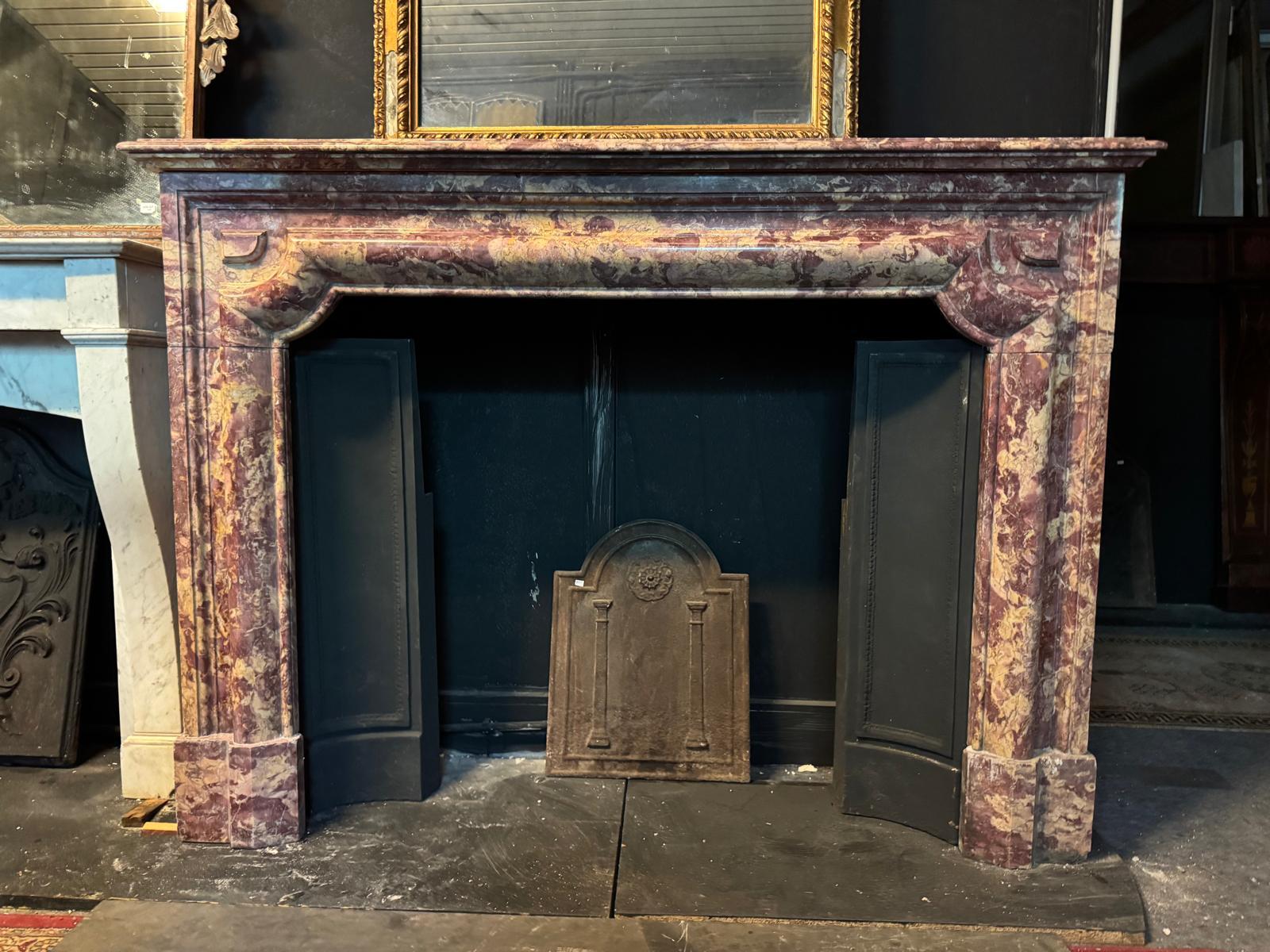 Italian Elegante camino mantello antico in marmo policromo fior di pesco, italia in vendita