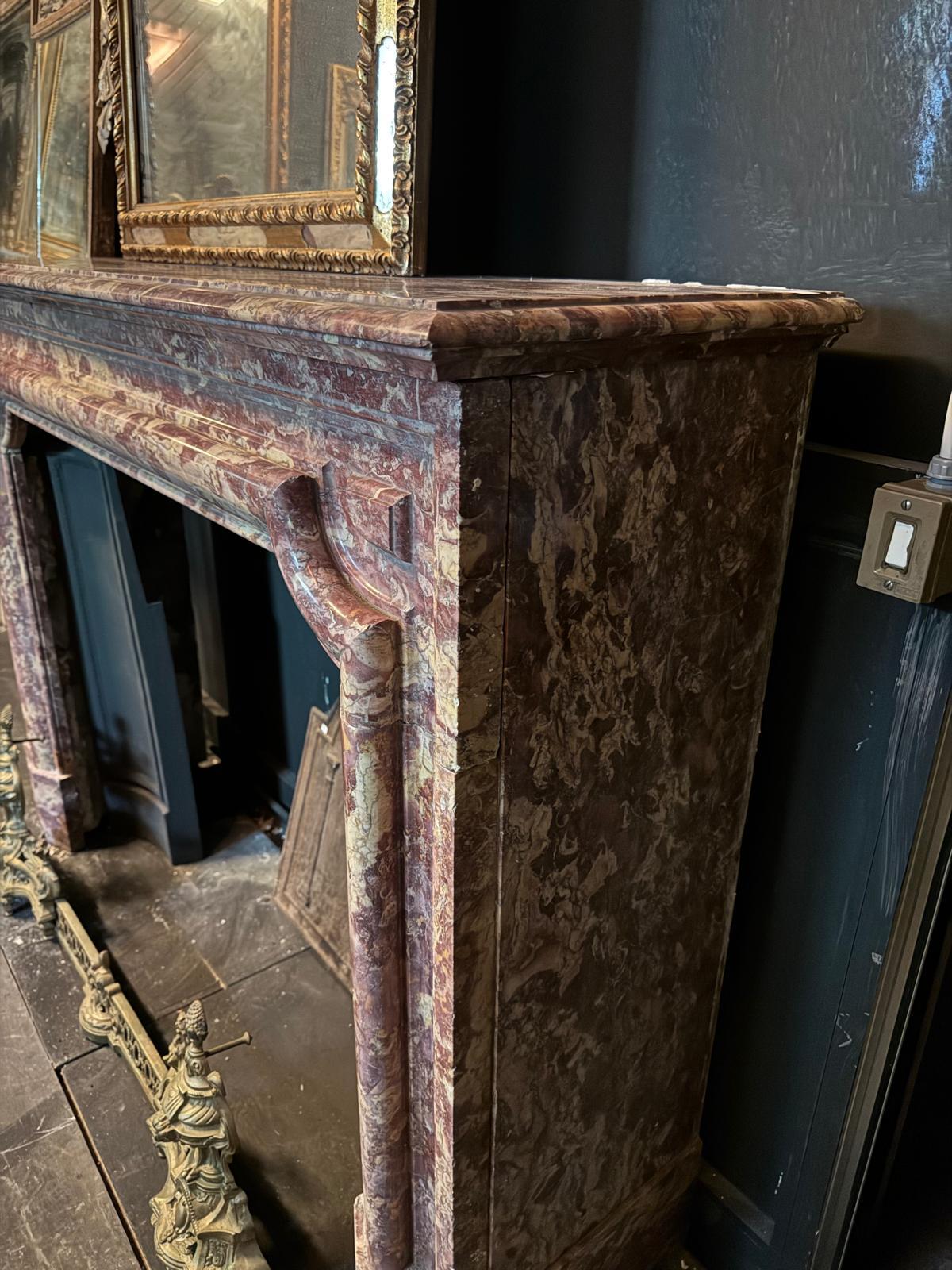 Intagliato Elegante camino mantello antico in marmo policromo fior di pesco, italia in vendita