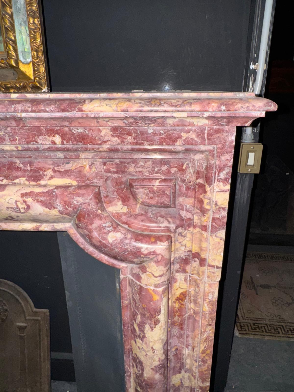 Elegante camino mantello antico in marmo policromo fior di pesco, italia In condizioni buone in vendita a Cuneo, Italy (CN)