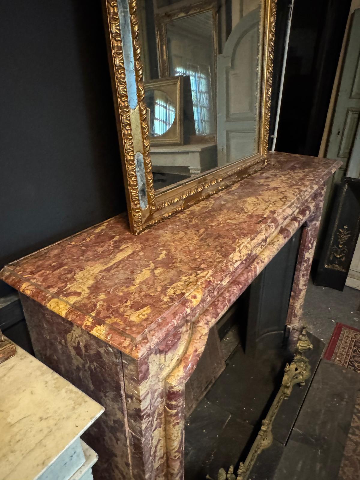 Elegante camino mantello antico in marmo policromo fior di pesco, italia in vendita 1